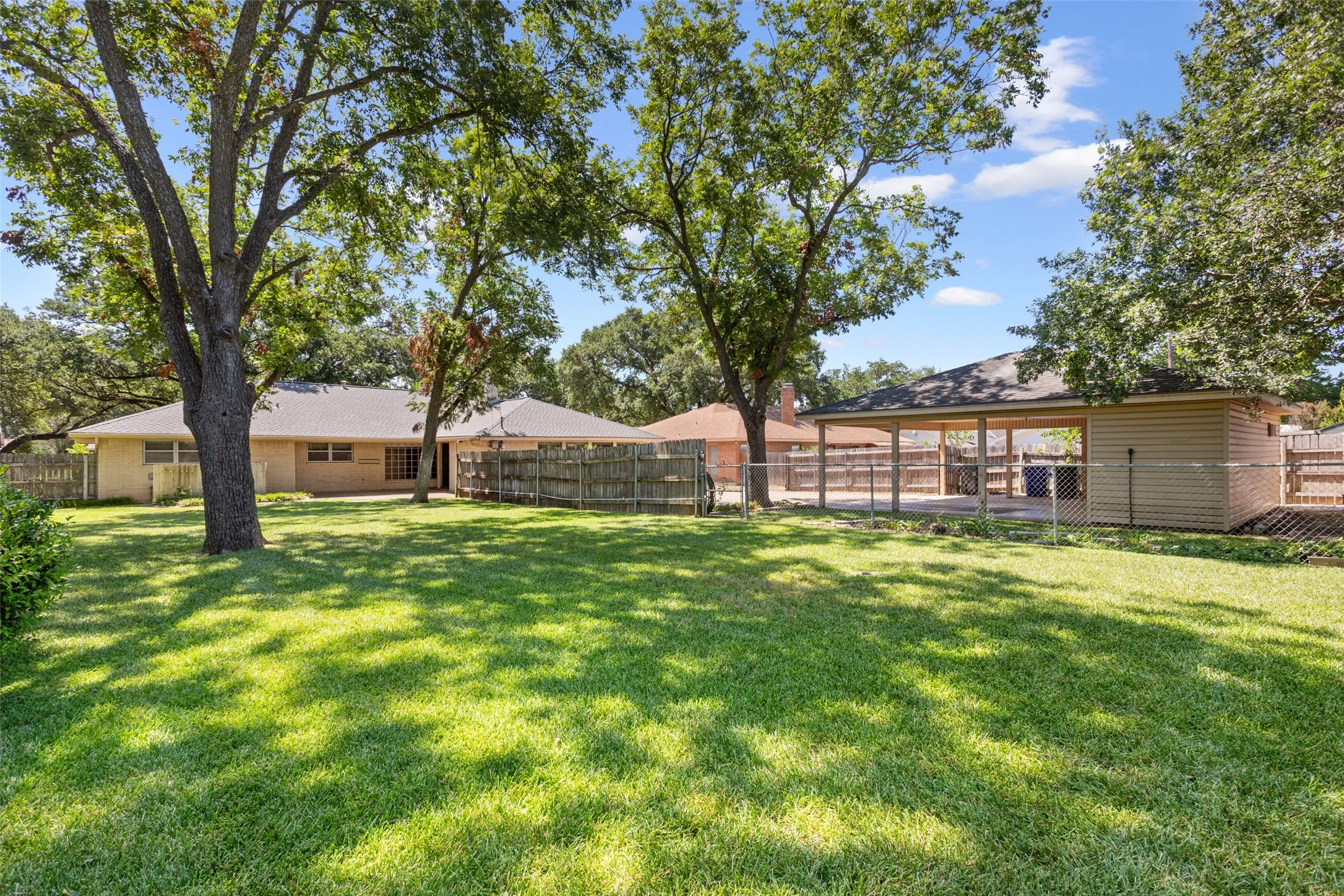 Single Family Residence For Sale in Mc Lennan County , 5201 Lake Highlands Drive, Waco, Texas 76710, 4 Bedroom, 2 Bathroom, Garage spaces, 2,772 Sqft, built in 1965, mls#21348451, Real Estate Agent in Waco, Homes For Sale in Mc Lennan county, Homes For Sale in Waco, Realtor in Waco Texas, Real Estate Brokerage Independent Realty Texas, Luminita Cordes Realtor