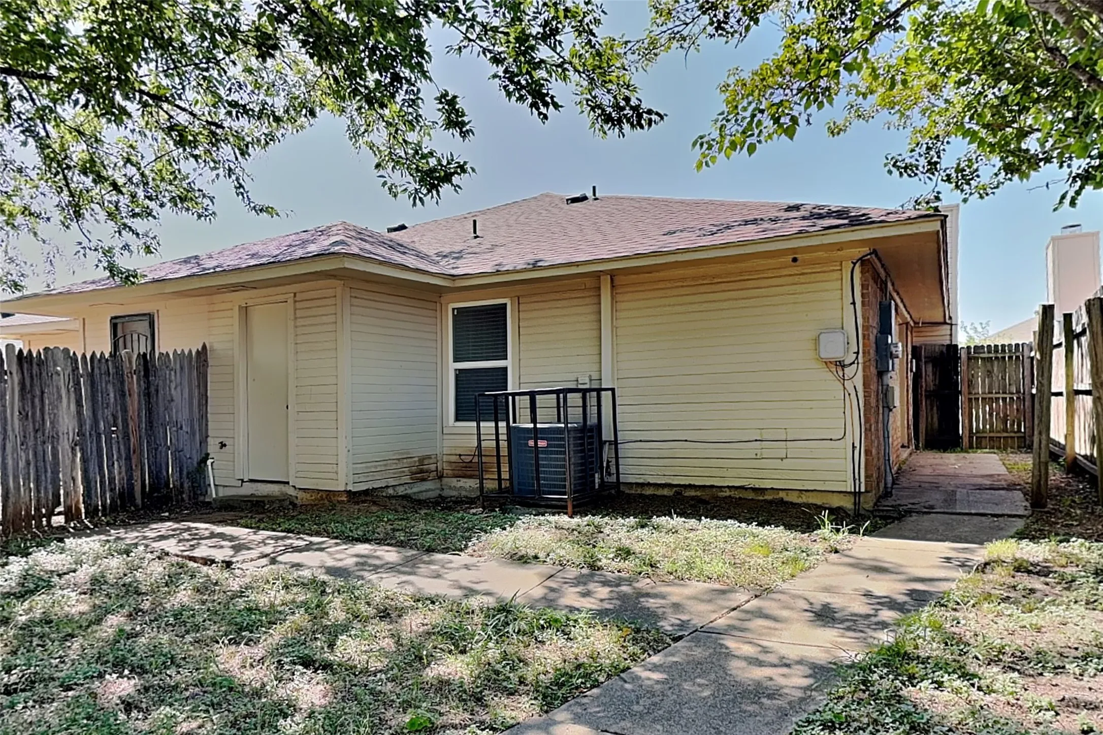 Duplex For Rent in Tarrant County , 3405 Republic Drive, Forest Hill, Texas 76140, 3 Bedroom, 2 Bathroom, Garage spaces, 1,308 Sqft, built in 1984, mls#21348107, Real Estate Agent in Forest Hill, Homes For Rent in Tarrant county, Homes For Rent in Forest Hill, Realtor in Forest Hill Texas, Real Estate Brokerage Independent Realty Texas, Luminita Cordes Realtor
