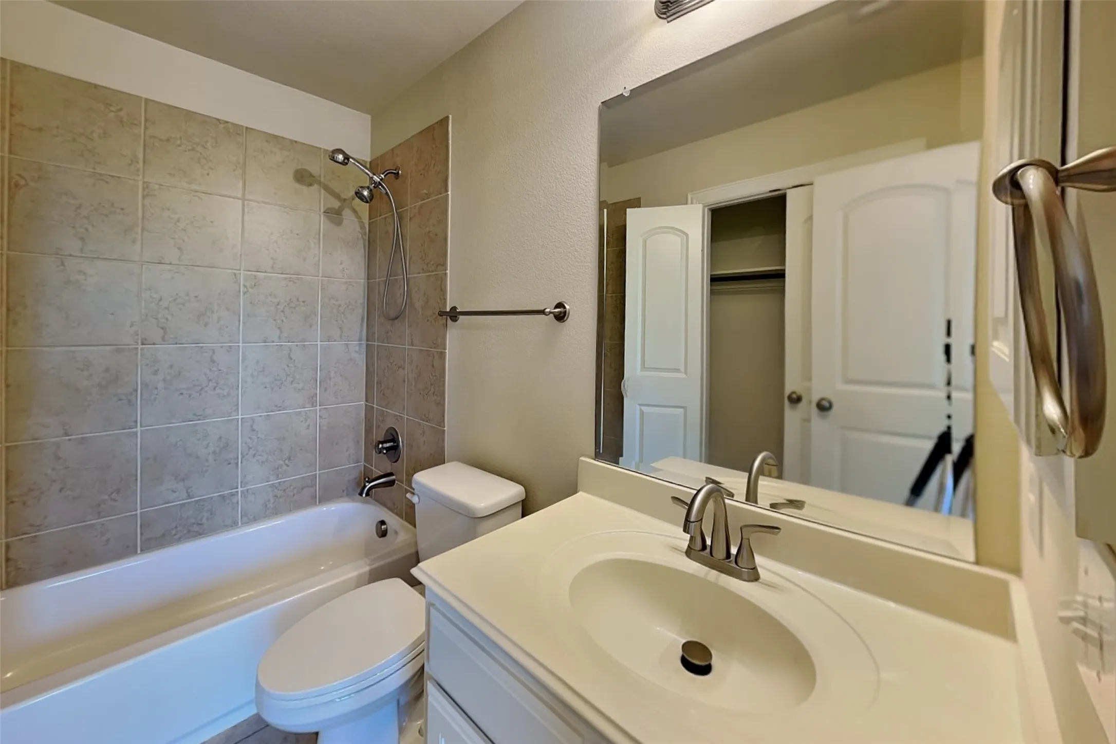 Single Family Residence For Rent in Dallas County , 3006 Knightsbridge Lane, Garland, Texas 75043, 5 Bedroom, 4 Bathroom, 2 Garage spaces, 4,361 Sqft, built in 2013, mls#21348105, Real Estate Agent in Garland, Homes For Rent in Dallas county, Homes For Rent in Garland, Realtor in Garland Texas, Real Estate Brokerage Independent Realty Texas, Luminita Cordes Realtor