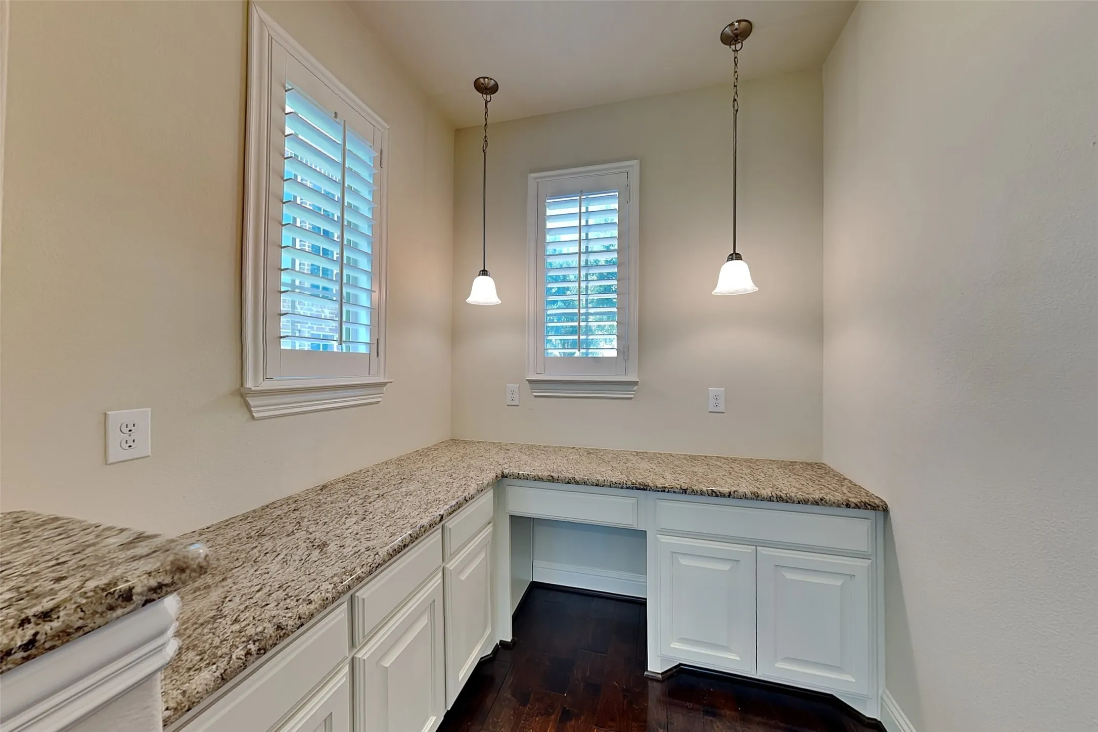 Single Family Residence For Rent in Dallas County , 3006 Knightsbridge Lane, Garland, Texas 75043, 5 Bedroom, 4 Bathroom, 2 Garage spaces, 4,361 Sqft, built in 2013, mls#21348105, Real Estate Agent in Garland, Homes For Rent in Dallas county, Homes For Rent in Garland, Realtor in Garland Texas, Real Estate Brokerage Independent Realty Texas, Luminita Cordes Realtor