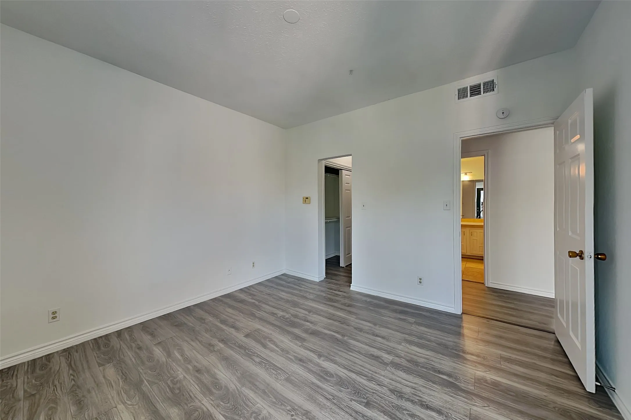 Single Family Residence For Rent in Dallas County , 3105 San Jacinto Street 308, Dallas, Texas 75204, 1 Bedroom, 1 Bathroom, Garage spaces, 762 Sqft, built in 1981, mls#21348104, Real Estate Agent in Dallas, Homes For Rent in Dallas county, Homes For Rent in Dallas, Realtor in Dallas Texas, Real Estate Brokerage Independent Realty Texas, Luminita Cordes Realtor