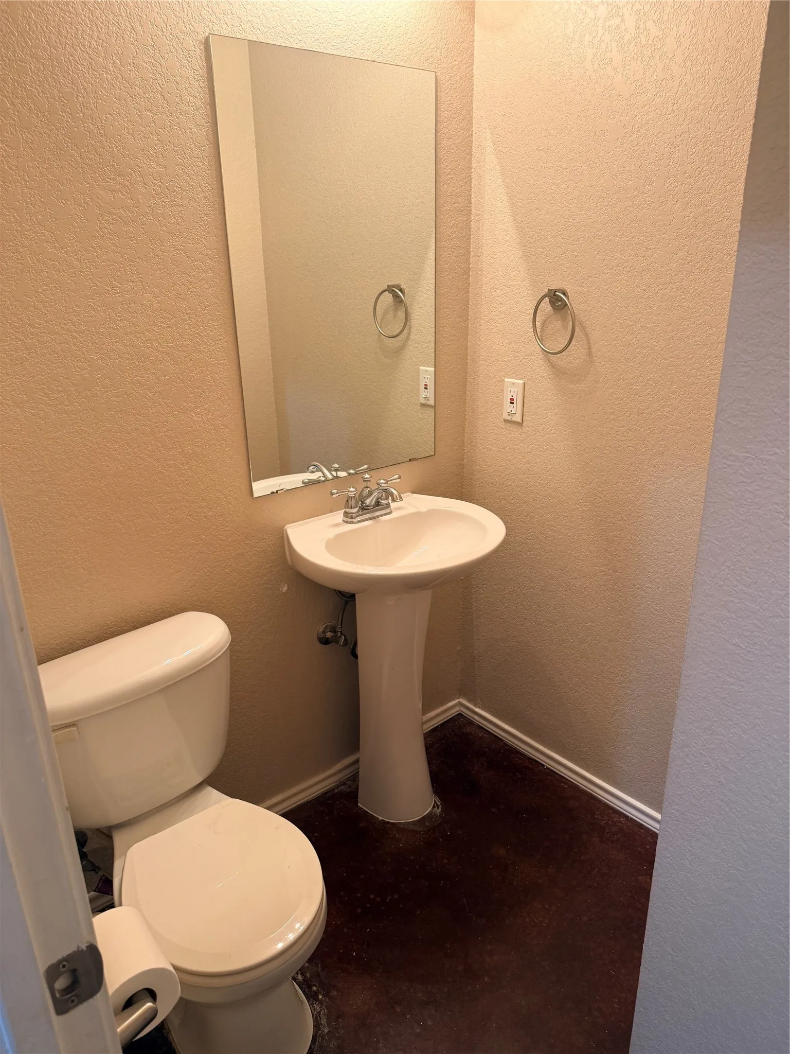 Townhouse For Rent in Tarrant County , 2318 Aldergate Drive, Arlington, Texas 76012, 3 Bedrooms, 3 Bathrooms, 1 Garage spaces, 1,206 Sqft, built in 2008, Price $1,750, mls#21348449, Real Estate Agent in Arlington, Homes For Rent in Tarrant county, Homes For Rent in Arlington, Realtor in Arlington Texas, Real Estate Brokerage Independent Realty Texas, Luminita Cordes Realtor