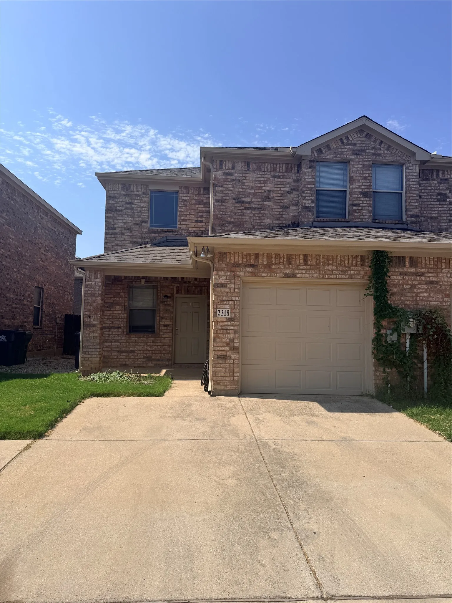 Townhouse For Rent in Tarrant County , 2318 Aldergate Drive, Arlington, Texas 76012, 3 Bedrooms, 3 Bathrooms, 1 Garage spaces, 1,206 Sqft, built in 2008, Price $1,750, mls#21348449, Real Estate Agent in Arlington, Homes For Rent in Tarrant county, Homes For Rent in Arlington, Realtor in Arlington Texas, Real Estate Brokerage Independent Realty Texas, Luminita Cordes Realtor