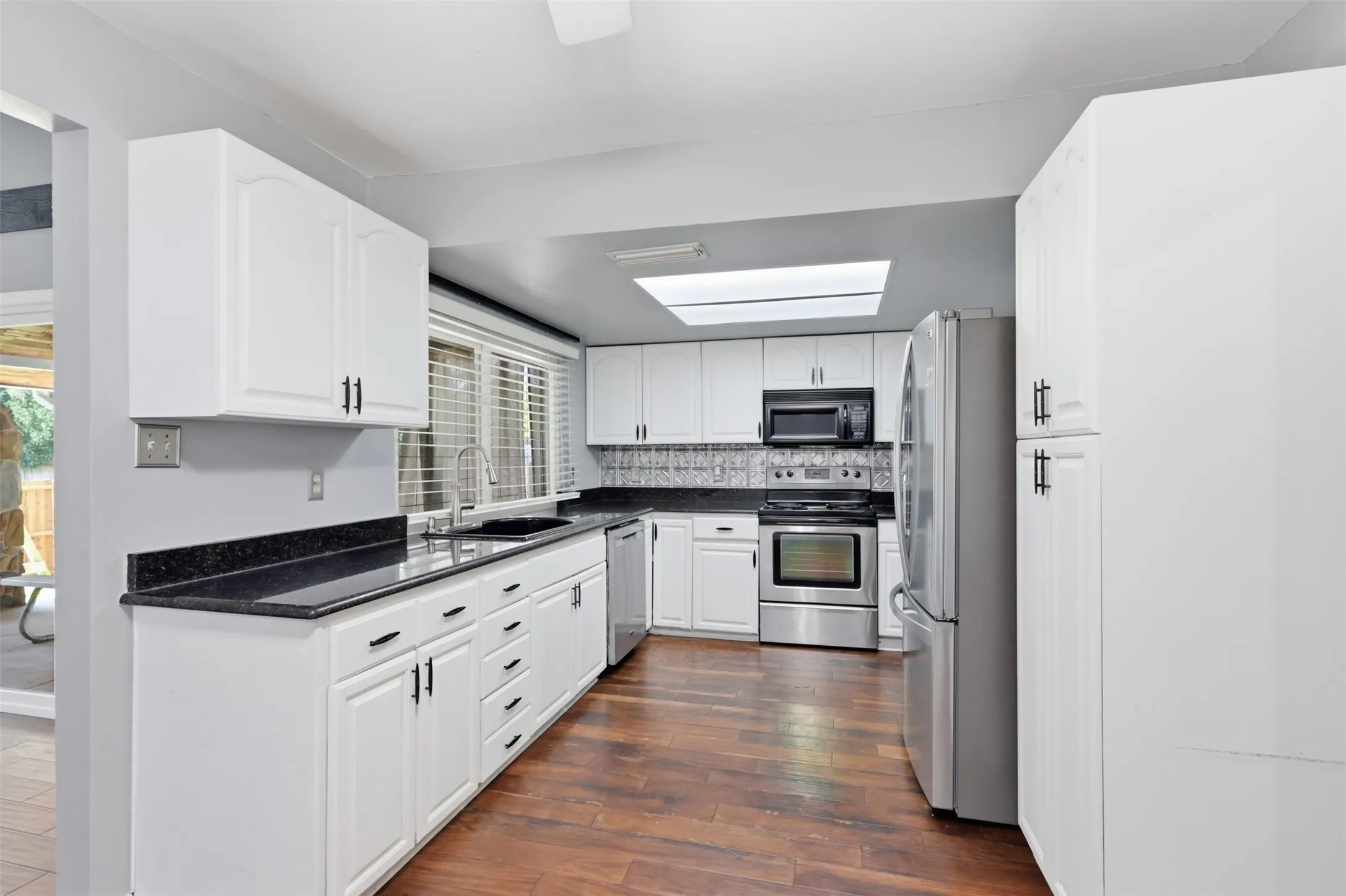 Single Family Residence For Sale in Dallas County , 1014 Mountview Court, Carrollton, Texas 75006, 4 Bedroom, 2 Bathroom, Garage spaces, 1,696 Sqft, built in 1971, mls#21347690, Real Estate Agent in Carrollton, Homes For Sale in Dallas county, Homes For Sale in Carrollton, Realtor in Carrollton Texas, Real Estate Brokerage Independent Realty Texas, Luminita Cordes Realtor