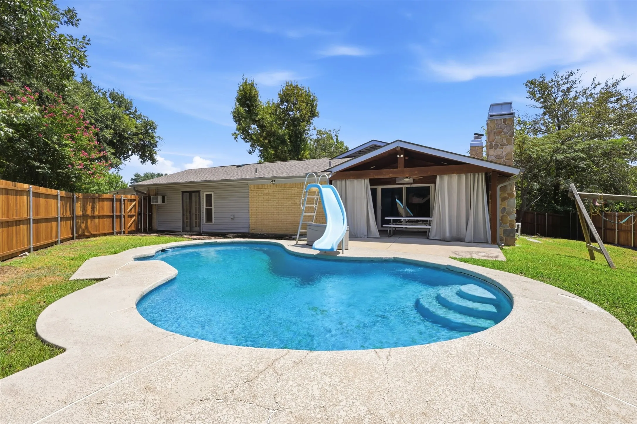 Single Family Residence For Sale in Dallas County , 1014 Mountview Court, Carrollton, Texas 75006, 4 Bedroom, 2 Bathroom, Garage spaces, 1,696 Sqft, built in 1971, mls#21347690, Real Estate Agent in Carrollton, Homes For Sale in Dallas county, Homes For Sale in Carrollton, Realtor in Carrollton Texas, Real Estate Brokerage Independent Realty Texas, Luminita Cordes Realtor