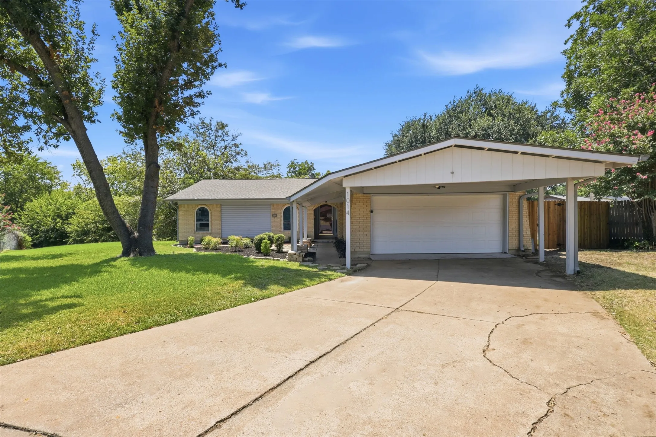 Single Family Residence For Sale in Dallas County , 1014 Mountview Court, Carrollton, Texas 75006, 4 Bedroom, 2 Bathroom, Garage spaces, 1,696 Sqft, built in 1971, mls#21347690, Real Estate Agent in Carrollton, Homes For Sale in Dallas county, Homes For Sale in Carrollton, Realtor in Carrollton Texas, Real Estate Brokerage Independent Realty Texas, Luminita Cordes Realtor