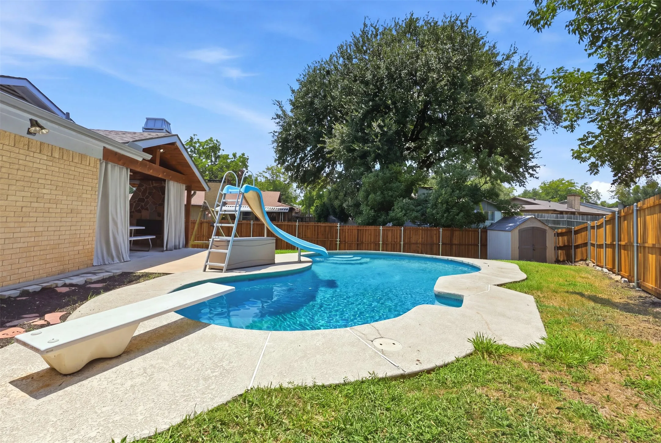 Single Family Residence For Sale in Dallas County , 1014 Mountview Court, Carrollton, Texas 75006, 4 Bedroom, 2 Bathroom, Garage spaces, 1,696 Sqft, built in 1971, mls#21347690, Real Estate Agent in Carrollton, Homes For Sale in Dallas county, Homes For Sale in Carrollton, Realtor in Carrollton Texas, Real Estate Brokerage Independent Realty Texas, Luminita Cordes Realtor