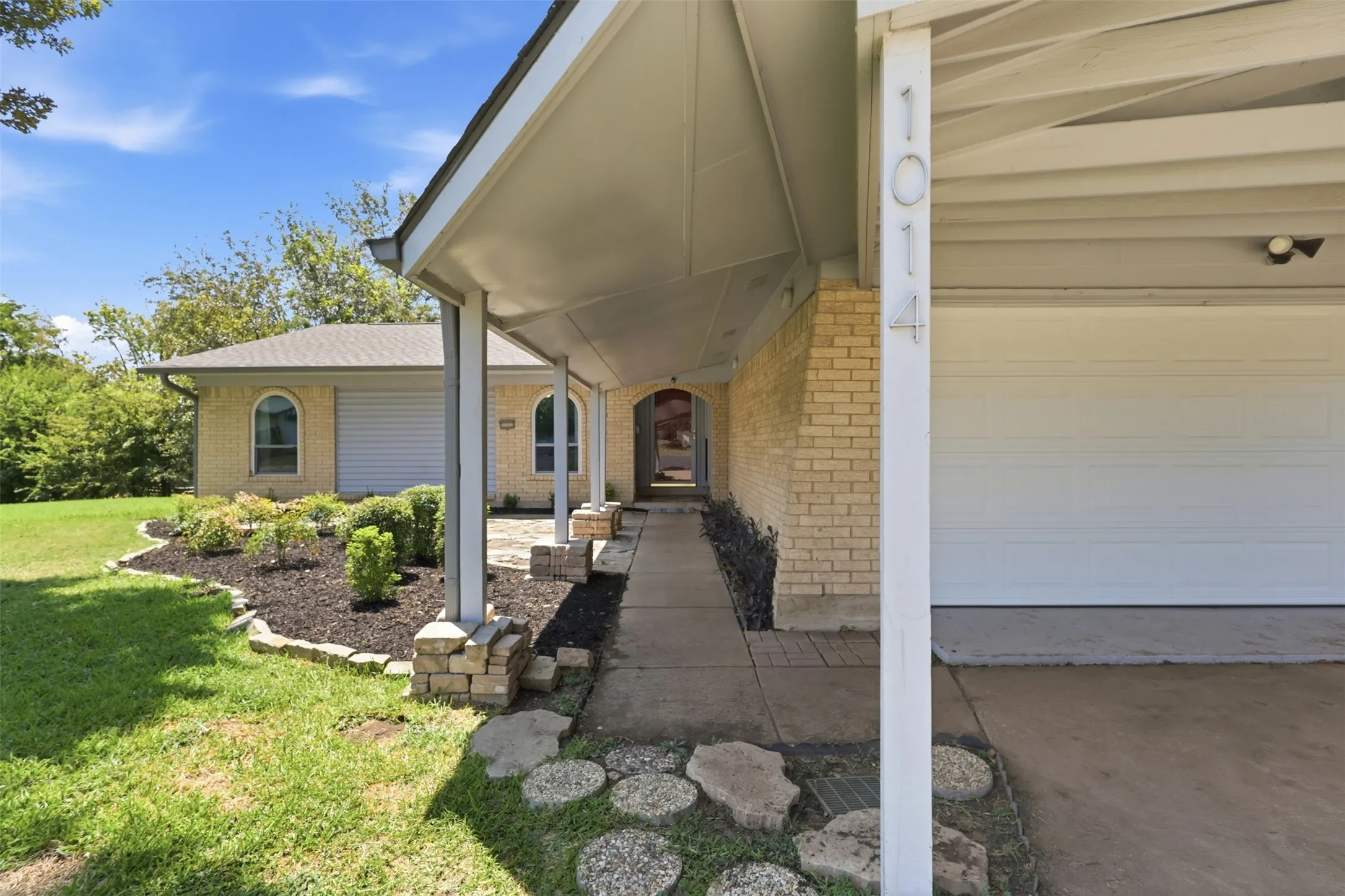 Single Family Residence For Sale in Dallas County , 1014 Mountview Court, Carrollton, Texas 75006, 4 Bedroom, 2 Bathroom, Garage spaces, 1,696 Sqft, built in 1971, mls#21347690, Real Estate Agent in Carrollton, Homes For Sale in Dallas county, Homes For Sale in Carrollton, Realtor in Carrollton Texas, Real Estate Brokerage Independent Realty Texas, Luminita Cordes Realtor