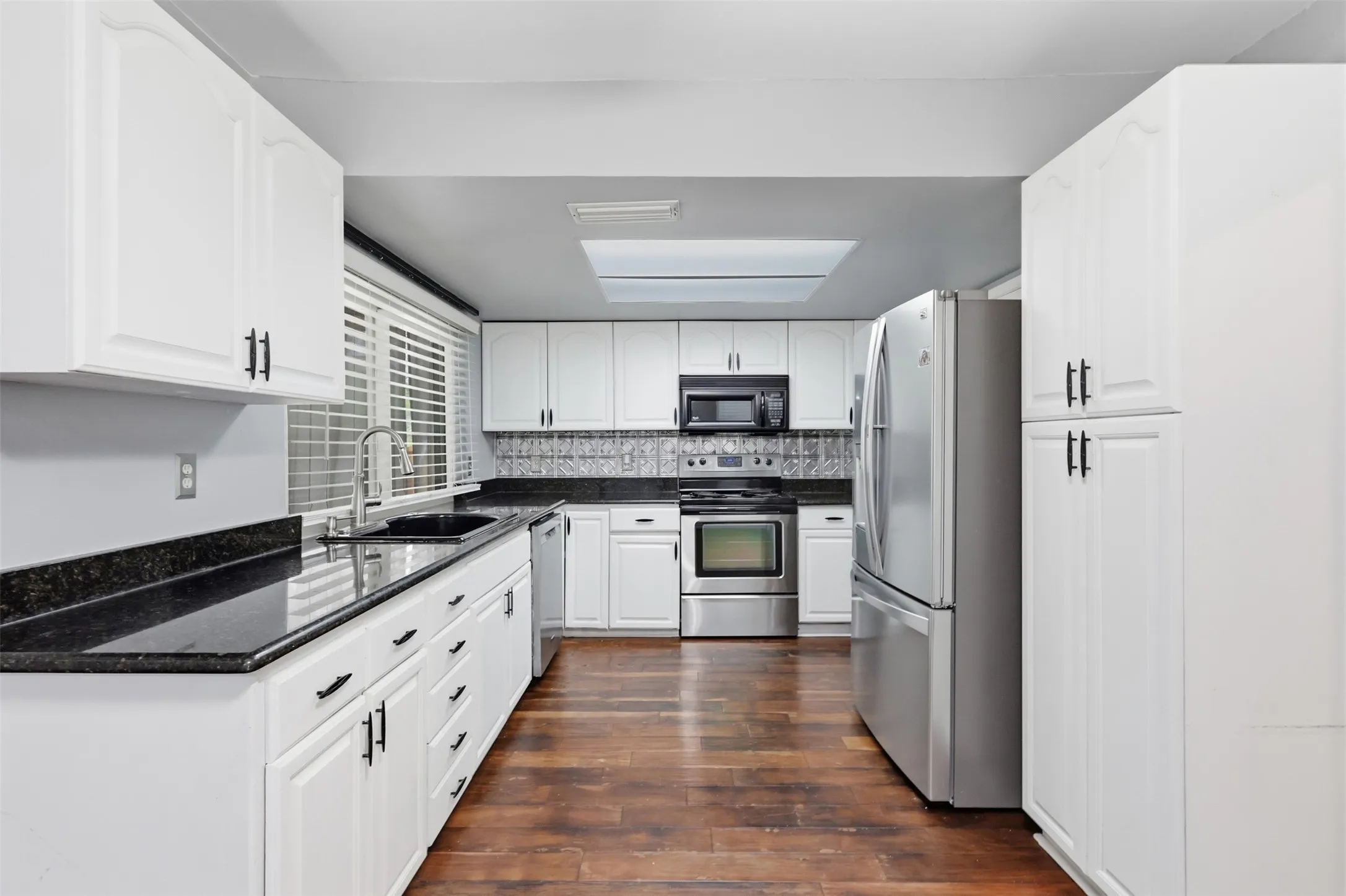 Single Family Residence For Sale in Dallas County , 1014 Mountview Court, Carrollton, Texas 75006, 4 Bedroom, 2 Bathroom, Garage spaces, 1,696 Sqft, built in 1971, mls#21347690, Real Estate Agent in Carrollton, Homes For Sale in Dallas county, Homes For Sale in Carrollton, Realtor in Carrollton Texas, Real Estate Brokerage Independent Realty Texas, Luminita Cordes Realtor