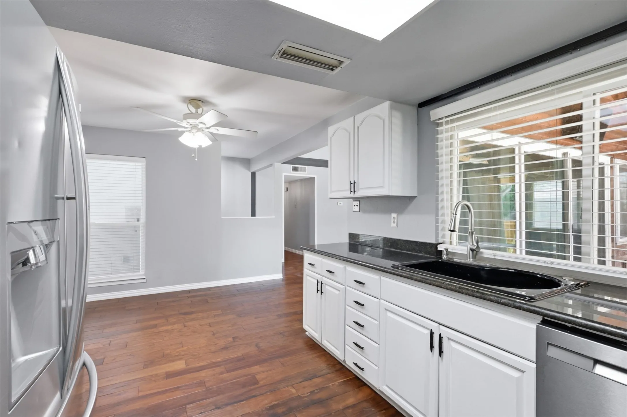 Single Family Residence For Sale in Dallas County , 1014 Mountview Court, Carrollton, Texas 75006, 4 Bedroom, 2 Bathroom, Garage spaces, 1,696 Sqft, built in 1971, mls#21347690, Real Estate Agent in Carrollton, Homes For Sale in Dallas county, Homes For Sale in Carrollton, Realtor in Carrollton Texas, Real Estate Brokerage Independent Realty Texas, Luminita Cordes Realtor