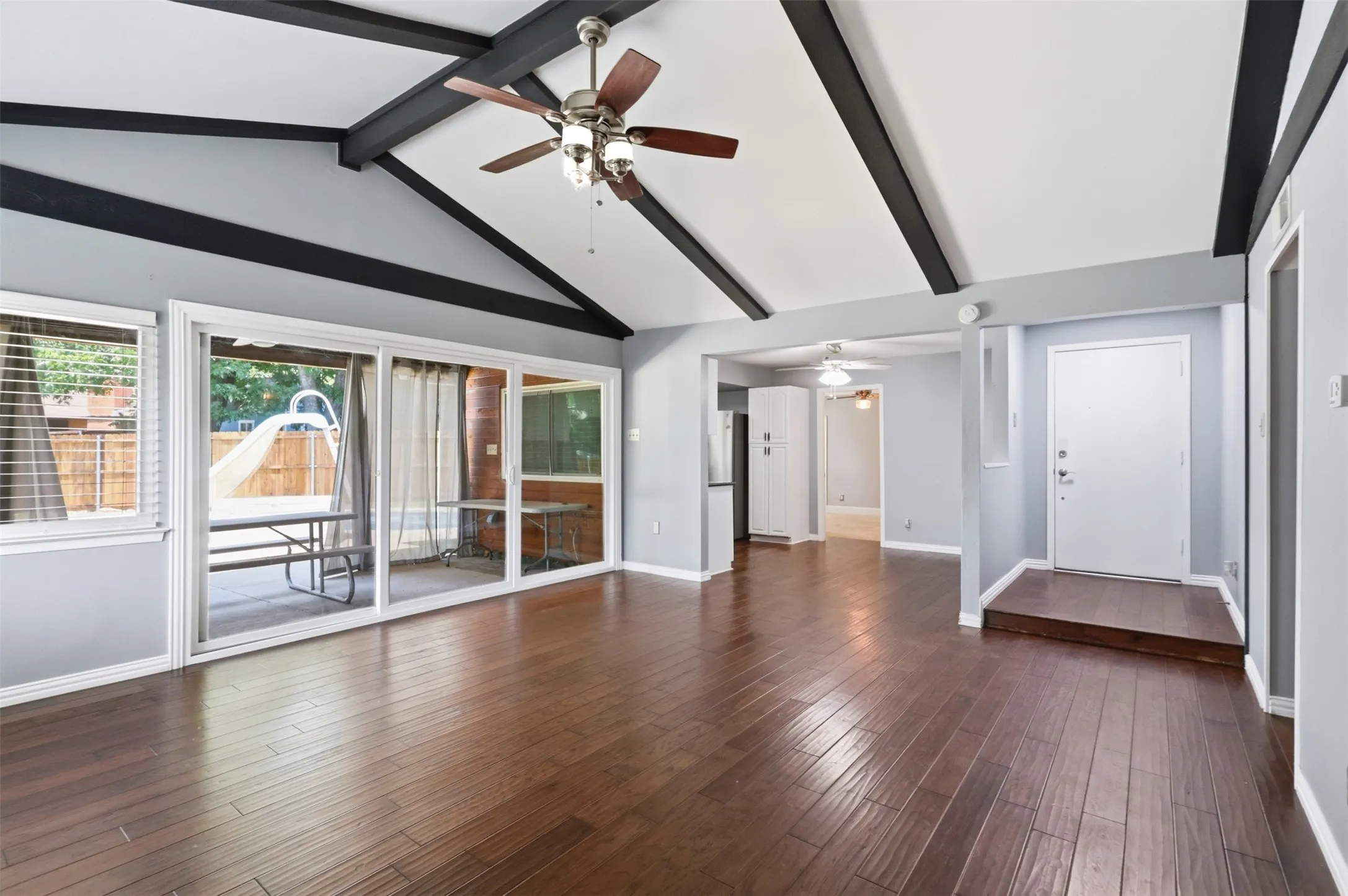 Single Family Residence For Sale in Dallas County , 1014 Mountview Court, Carrollton, Texas 75006, 4 Bedroom, 2 Bathroom, Garage spaces, 1,696 Sqft, built in 1971, mls#21347690, Real Estate Agent in Carrollton, Homes For Sale in Dallas county, Homes For Sale in Carrollton, Realtor in Carrollton Texas, Real Estate Brokerage Independent Realty Texas, Luminita Cordes Realtor