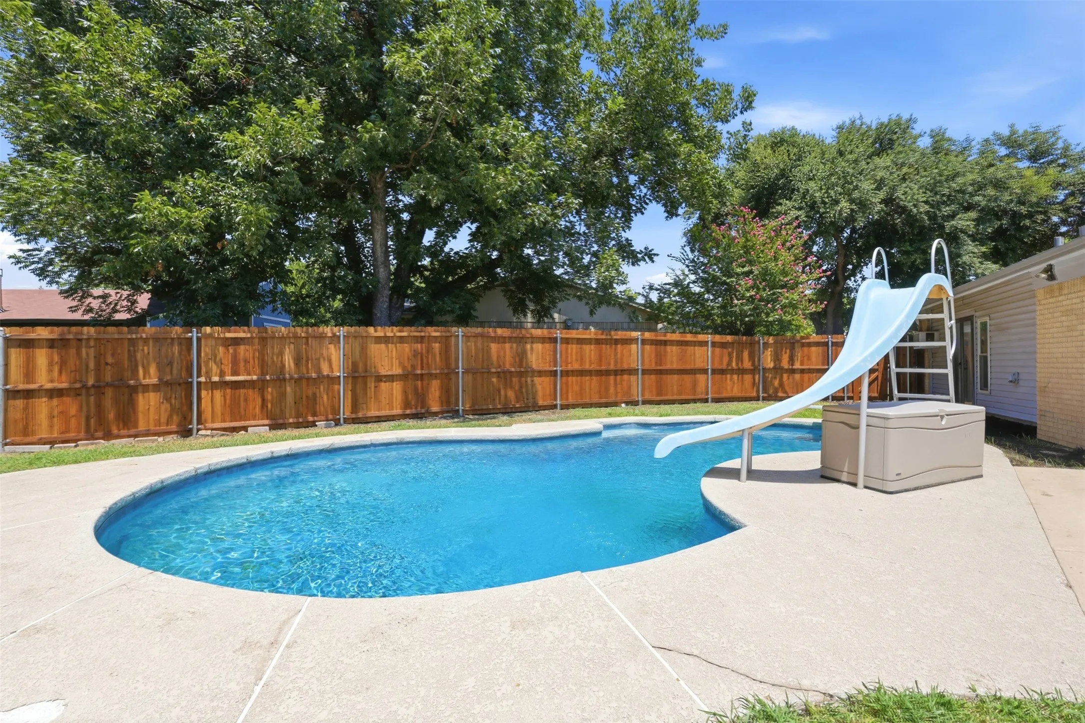 Single Family Residence For Sale in Dallas County , 1014 Mountview Court, Carrollton, Texas 75006, 4 Bedroom, 2 Bathroom, Garage spaces, 1,696 Sqft, built in 1971, mls#21347690, Real Estate Agent in Carrollton, Homes For Sale in Dallas county, Homes For Sale in Carrollton, Realtor in Carrollton Texas, Real Estate Brokerage Independent Realty Texas, Luminita Cordes Realtor