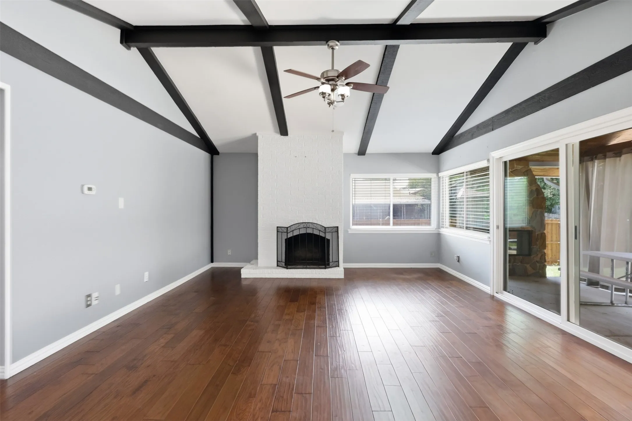 Single Family Residence For Sale in Dallas County , 1014 Mountview Court, Carrollton, Texas 75006, 4 Bedroom, 2 Bathroom, Garage spaces, 1,696 Sqft, built in 1971, mls#21347690, Real Estate Agent in Carrollton, Homes For Sale in Dallas county, Homes For Sale in Carrollton, Realtor in Carrollton Texas, Real Estate Brokerage Independent Realty Texas, Luminita Cordes Realtor