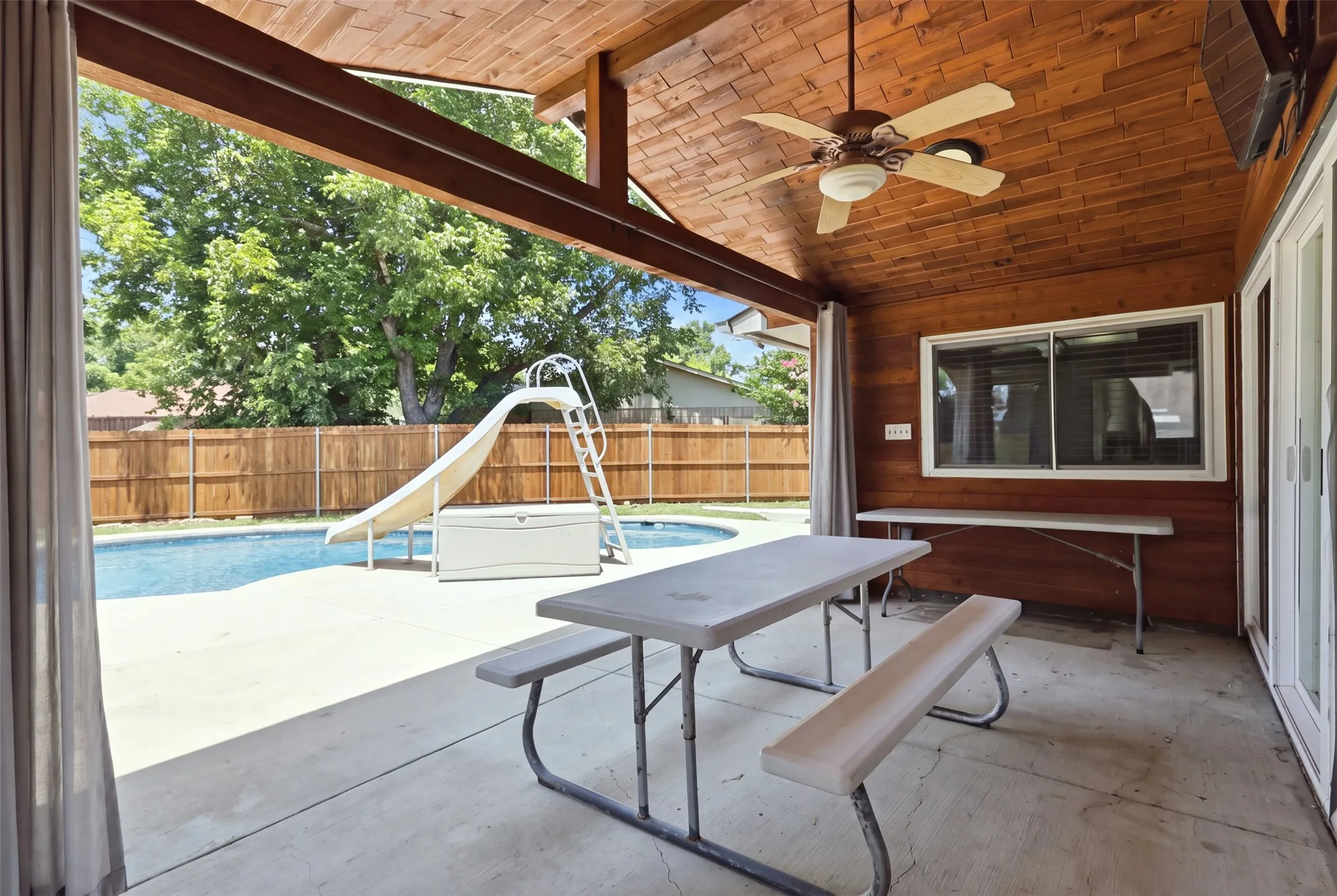 Single Family Residence For Sale in Dallas County , 1014 Mountview Court, Carrollton, Texas 75006, 4 Bedroom, 2 Bathroom, Garage spaces, 1,696 Sqft, built in 1971, mls#21347690, Real Estate Agent in Carrollton, Homes For Sale in Dallas county, Homes For Sale in Carrollton, Realtor in Carrollton Texas, Real Estate Brokerage Independent Realty Texas, Luminita Cordes Realtor