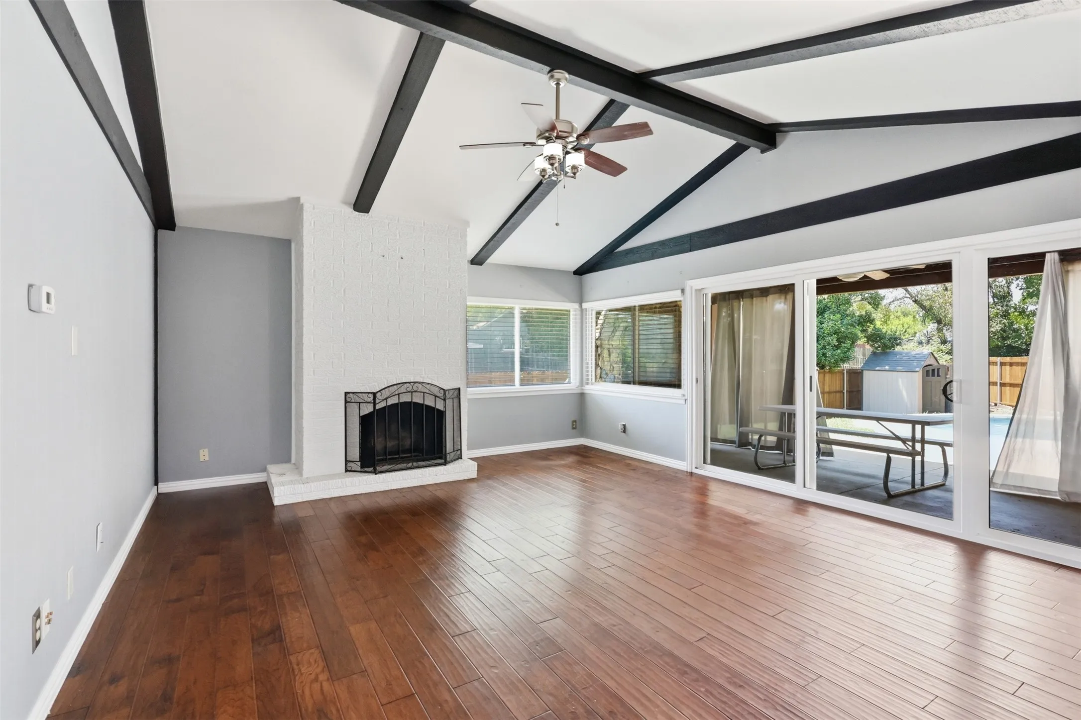 Single Family Residence For Sale in Dallas County , 1014 Mountview Court, Carrollton, Texas 75006, 4 Bedroom, 2 Bathroom, Garage spaces, 1,696 Sqft, built in 1971, mls#21347690, Real Estate Agent in Carrollton, Homes For Sale in Dallas county, Homes For Sale in Carrollton, Realtor in Carrollton Texas, Real Estate Brokerage Independent Realty Texas, Luminita Cordes Realtor