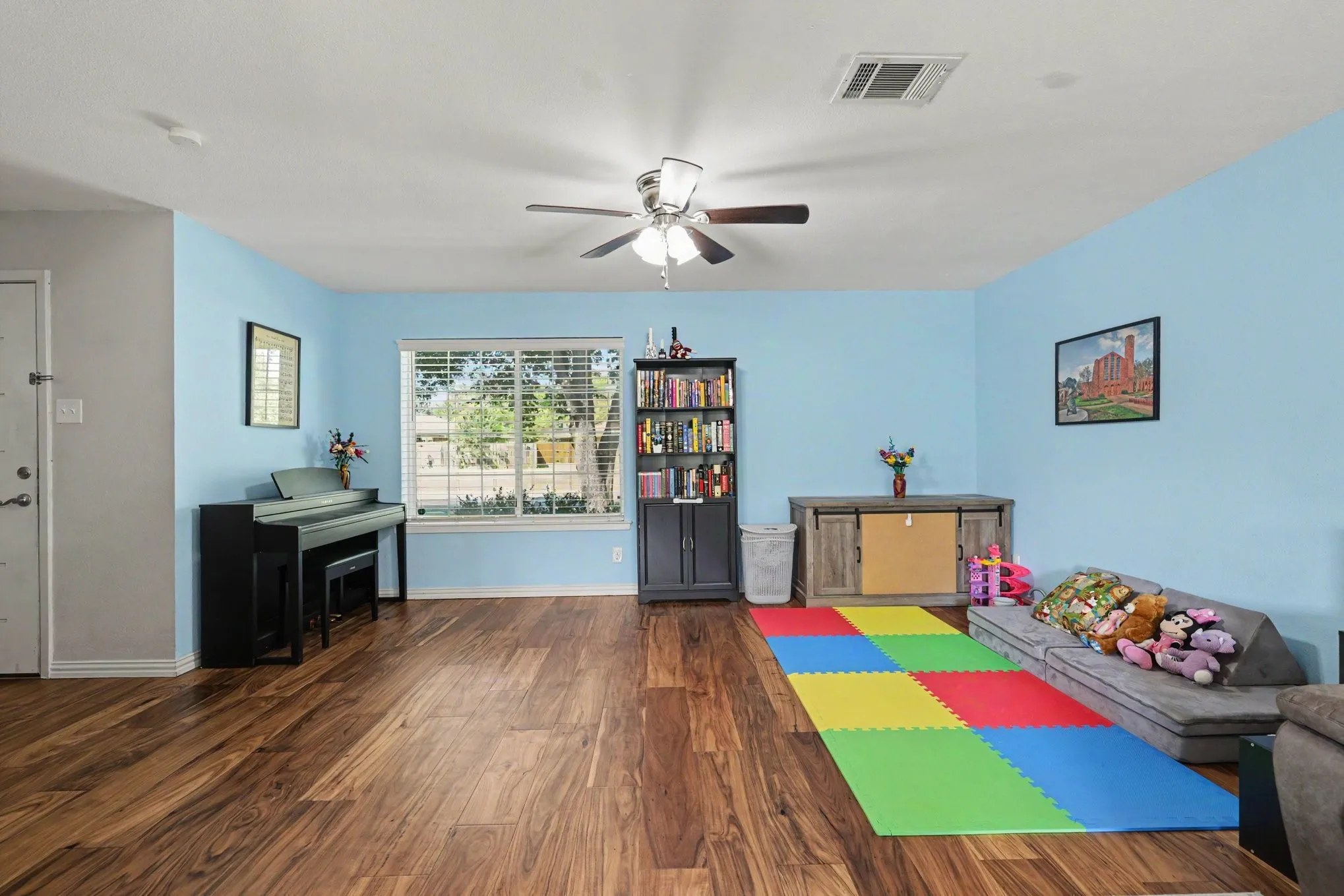 Townhouse For Sale in Dallas County , 311 Towne House Lane, Richardson, Texas 75081, 2 Bedroom, 2 Bathroom, Garage spaces, 1,224 Sqft, built in 1987, mls#21341815, Real Estate Agent in Richardson, Homes For Sale in Dallas county, Homes For Sale in Richardson, Realtor in Richardson Texas, Real Estate Brokerage Independent Realty Texas, Luminita Cordes Realtor