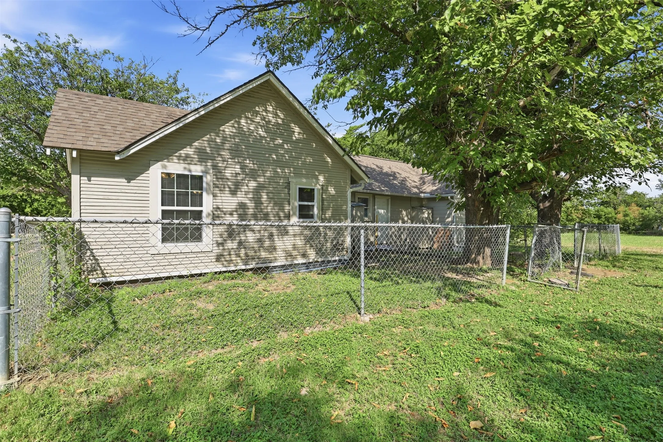 Duplex For Rent in Hill County , 808 Mill Street, Itasca, Texas 76055, 2 Bedroom, 1 Bathroom, Garage spaces, 794 Sqft, built in 0, mls#21346947, Real Estate Agent in Itasca, Homes For Rent in Hill county, Homes For Rent in Itasca, Realtor in Itasca Texas, Real Estate Brokerage Independent Realty Texas, Luminita Cordes Realtor