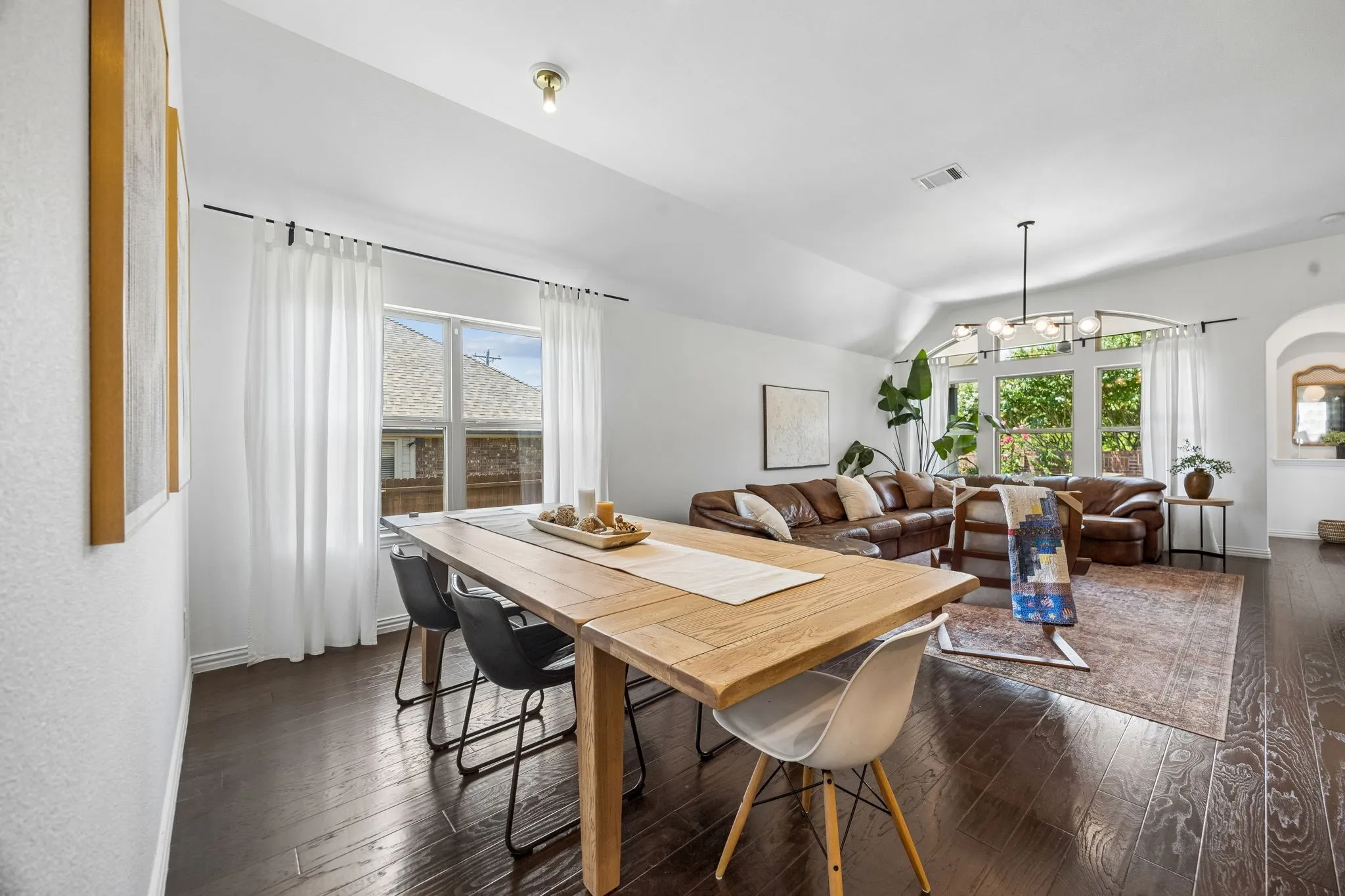 8 can comfortably fit in this dining space
