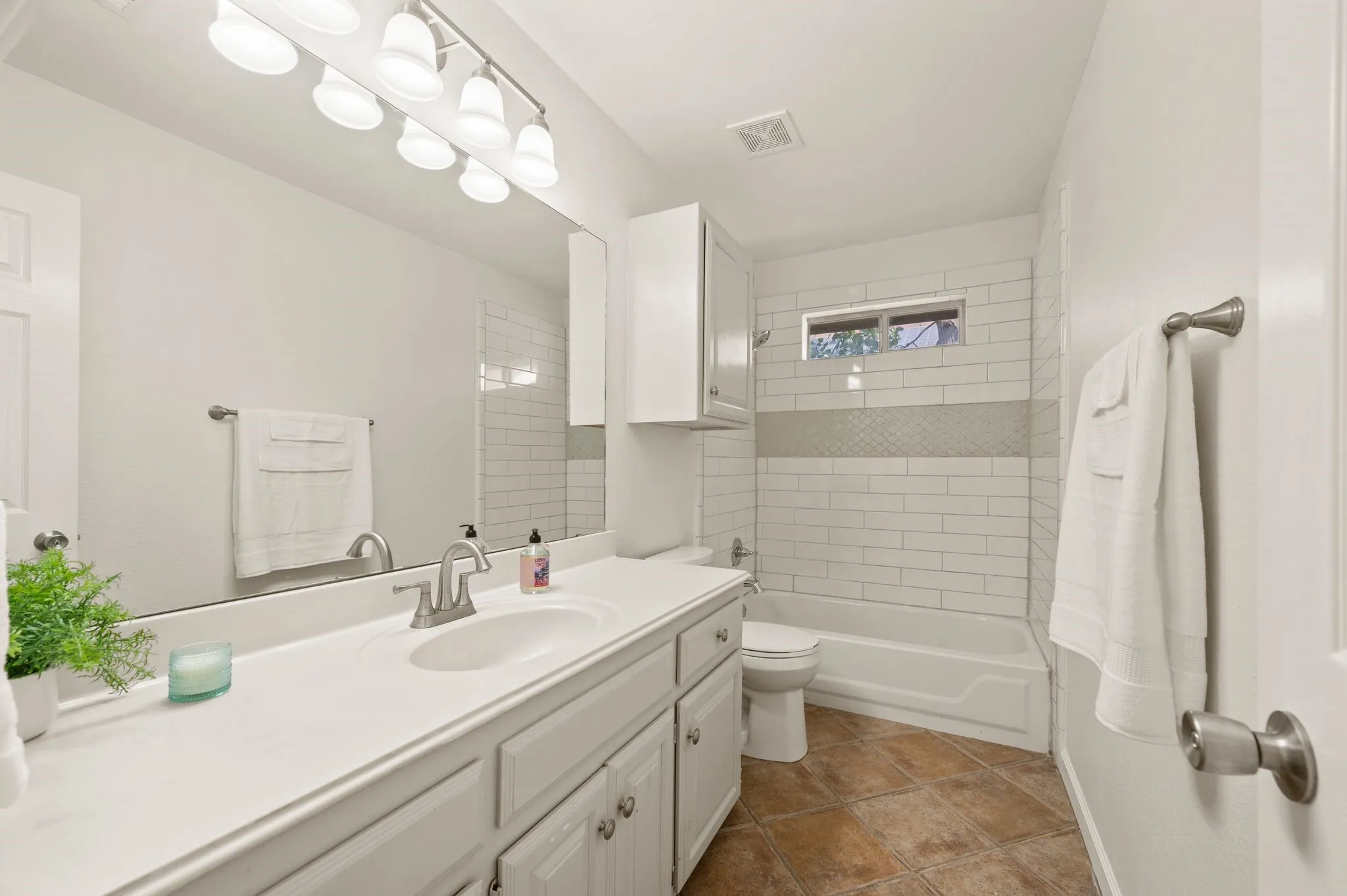 Single Family Residence For Sale in Tarrant County , 9045 Tyne Trail, Fort Worth, Texas 76118, 4 Bedroom, 4 Bathroom, 2 Garage spaces, 3,047 Sqft, built in 1994, mls#21346925, Real Estate Agent in Fort Worth, Homes For Sale in Tarrant county, Homes For Sale in Fort Worth, Realtor in Fort Worth Texas, Real Estate Brokerage Independent Realty Texas, Luminita Cordes Realtor