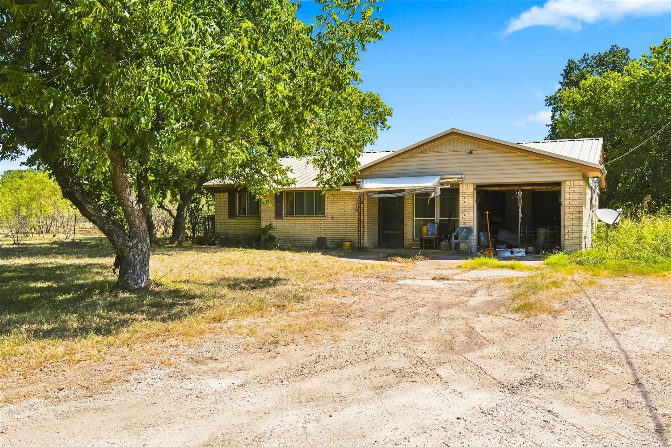 Single Family Residence For Sale in Mc Lennan County , 1816 Wesley Chapel Road, Gholson, Texas 76705, 3 Bedroom, 2 Bathroom, Garage spaces, 1,556 Sqft, built in 1960, mls#21346195, Real Estate Agent in Gholson, Homes For Sale in Mc Lennan county, Homes For Sale in Gholson, Realtor in Gholson Texas, Real Estate Brokerage Independent Realty Texas, Luminita Cordes Realtor