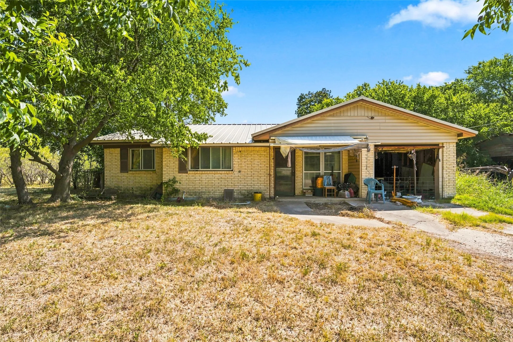 Single Family Residence For Sale in Mc Lennan County , 1816 Wesley Chapel Road, Gholson, Texas 76705, 3 Bedroom, 2 Bathroom, Garage spaces, 1,556 Sqft, built in 1960, mls#21346195, Real Estate Agent in Gholson, Homes For Sale in Mc Lennan county, Homes For Sale in Gholson, Realtor in Gholson Texas, Real Estate Brokerage Independent Realty Texas, Luminita Cordes Realtor