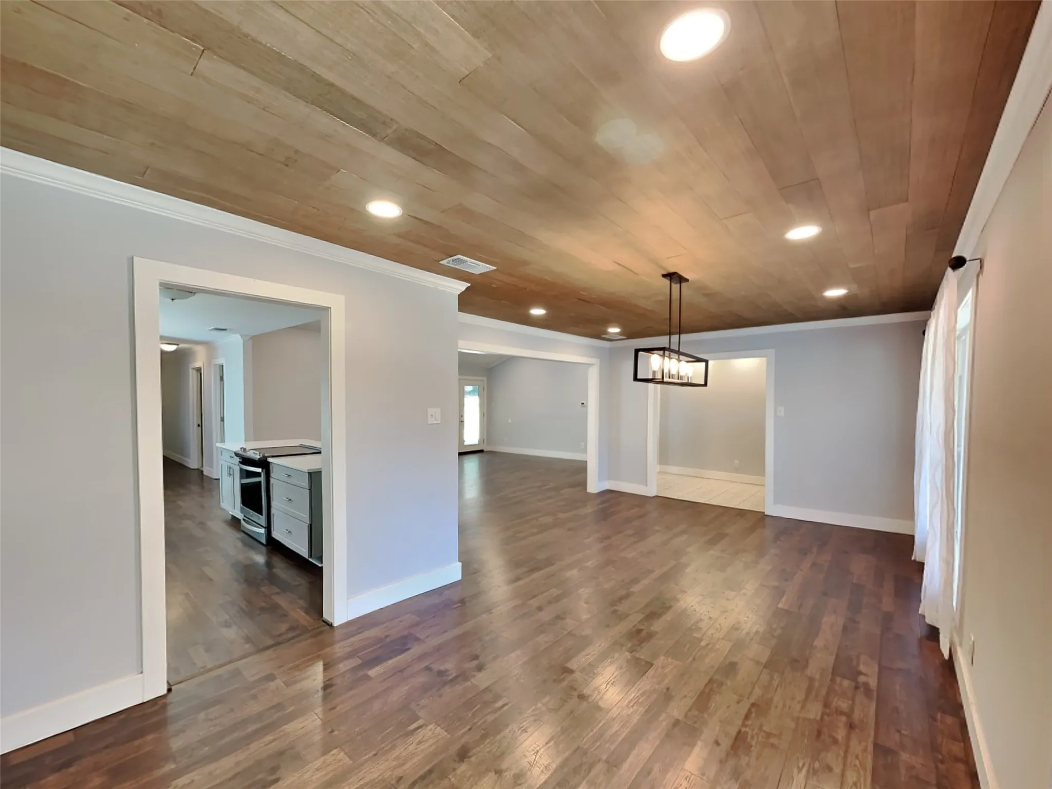 Single Family Residence For Rent in Tarrant County , 3704 Astoria Drive, Arlington, Texas 76013, 4 Bedroom, 4 Bathroom, 2 Garage spaces, 2,374 Sqft, built in 1968, mls#21348606, Real Estate Agent in Arlington, Homes For Rent in Tarrant county, Homes For Rent in Arlington, Realtor in Arlington Texas, Real Estate Brokerage Independent Realty Texas, Luminita Cordes Realtor