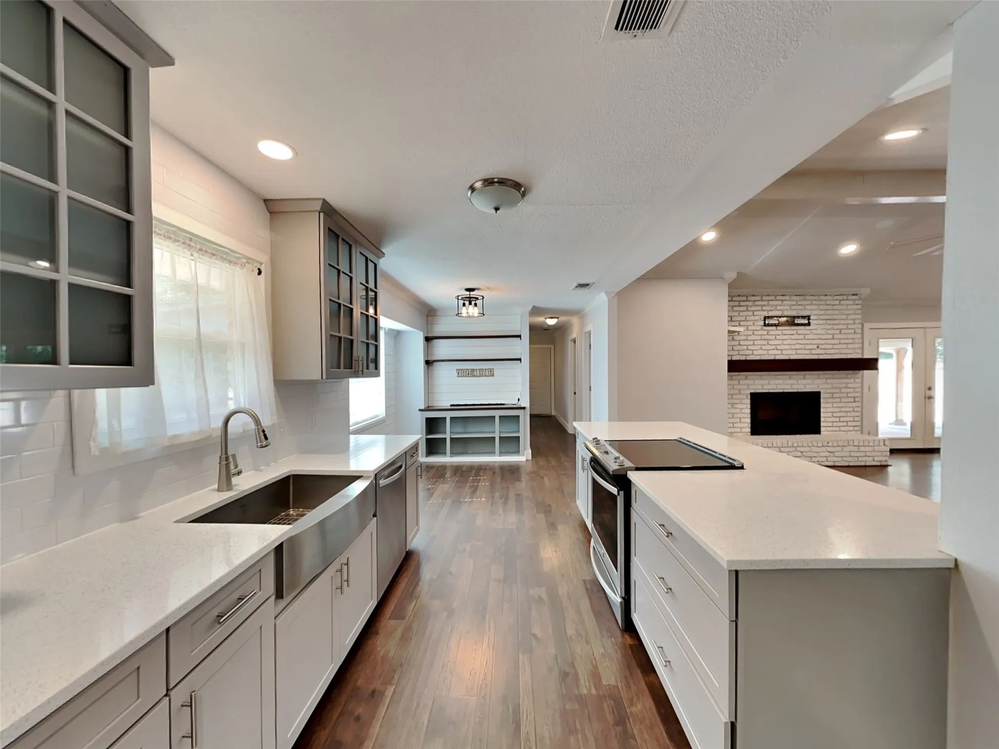 Single Family Residence For Rent in Tarrant County , 3704 Astoria Drive, Arlington, Texas 76013, 4 Bedroom, 4 Bathroom, 2 Garage spaces, 2,374 Sqft, built in 1968, mls#21348606, Real Estate Agent in Arlington, Homes For Rent in Tarrant county, Homes For Rent in Arlington, Realtor in Arlington Texas, Real Estate Brokerage Independent Realty Texas, Luminita Cordes Realtor