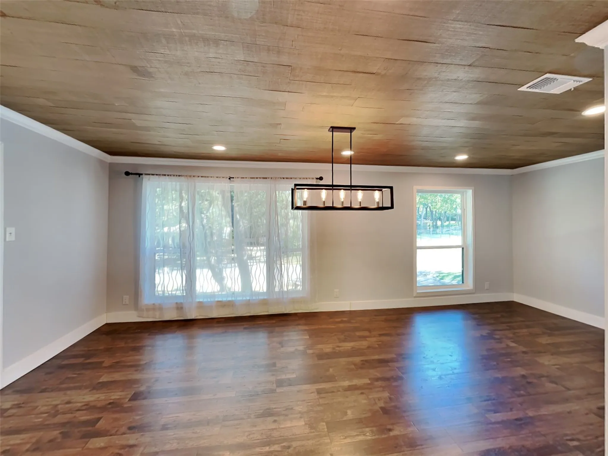 Single Family Residence For Rent in Tarrant County , 3704 Astoria Drive, Arlington, Texas 76013, 4 Bedroom, 4 Bathroom, 2 Garage spaces, 2,374 Sqft, built in 1968, mls#21348606, Real Estate Agent in Arlington, Homes For Rent in Tarrant county, Homes For Rent in Arlington, Realtor in Arlington Texas, Real Estate Brokerage Independent Realty Texas, Luminita Cordes Realtor