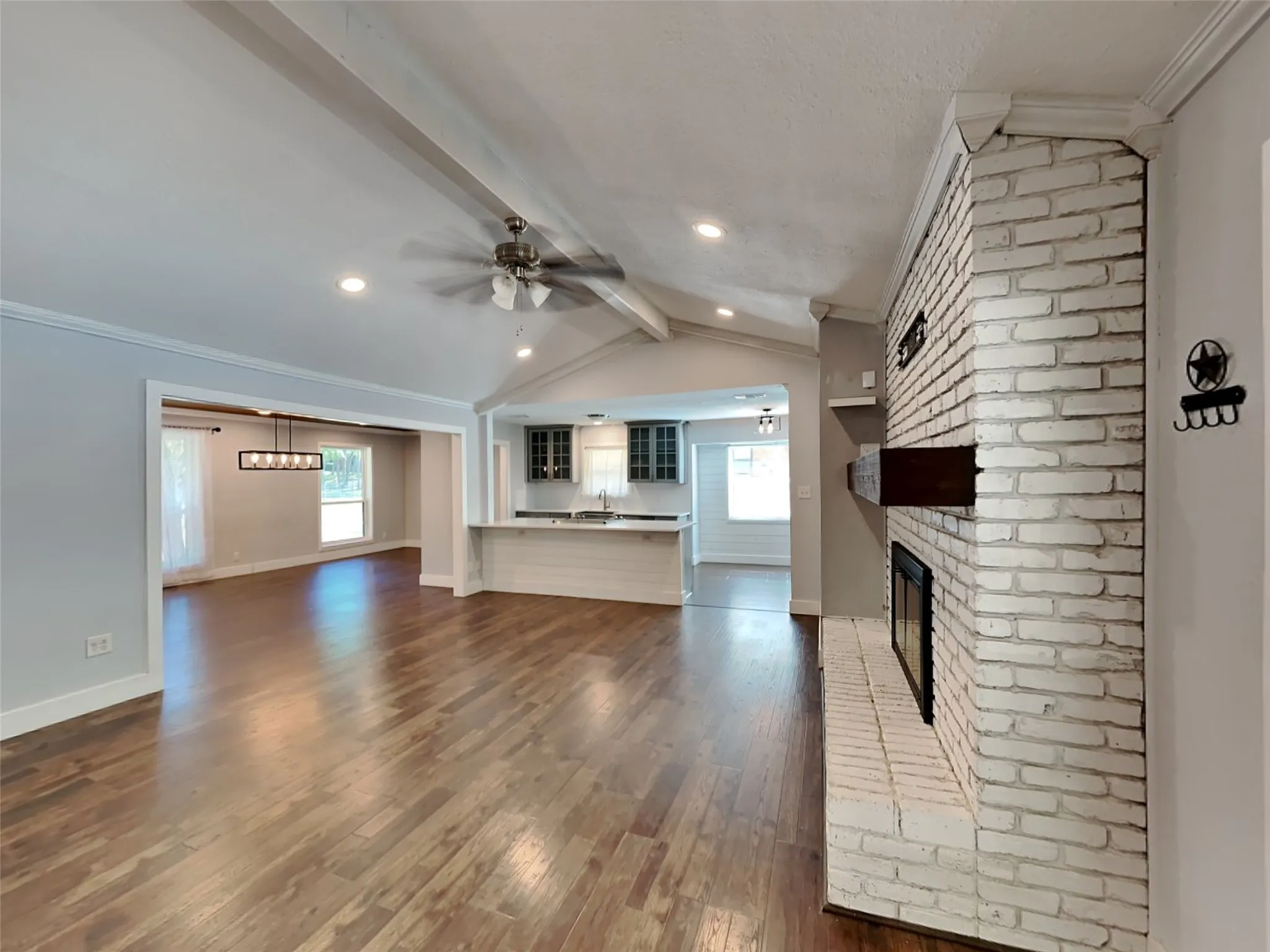 Single Family Residence For Rent in Tarrant County , 3704 Astoria Drive, Arlington, Texas 76013, 4 Bedroom, 4 Bathroom, 2 Garage spaces, 2,374 Sqft, built in 1968, mls#21348606, Real Estate Agent in Arlington, Homes For Rent in Tarrant county, Homes For Rent in Arlington, Realtor in Arlington Texas, Real Estate Brokerage Independent Realty Texas, Luminita Cordes Realtor