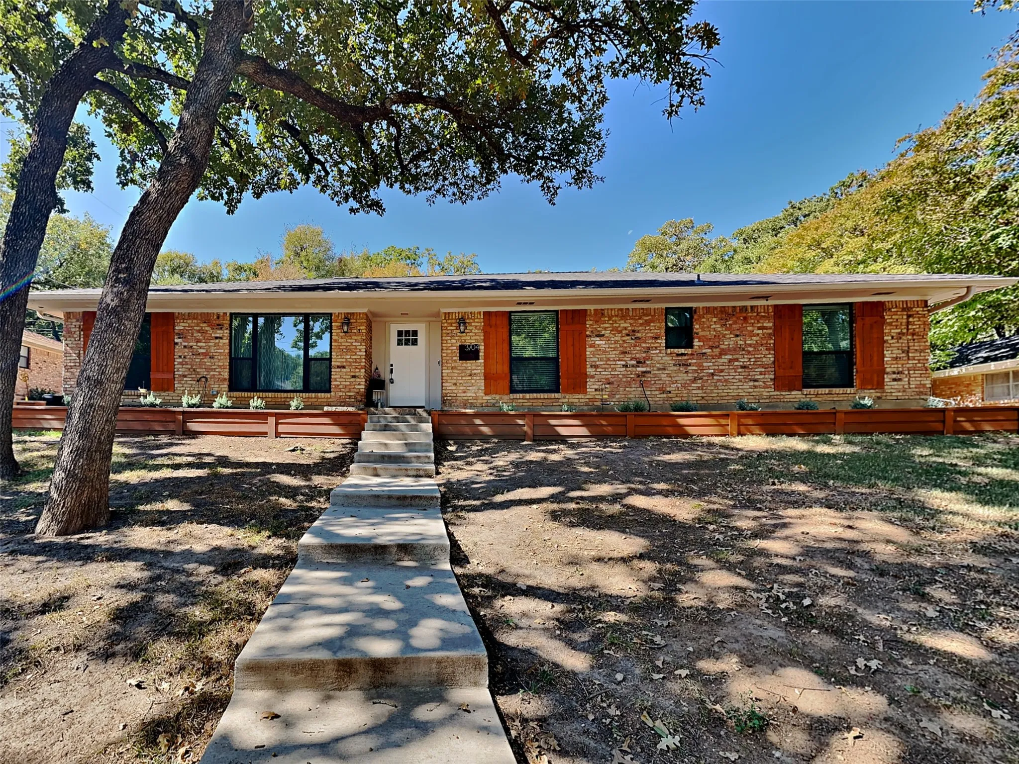 Single Family Residence For Rent in Tarrant County , 3704 Astoria Drive, Arlington, Texas 76013, 4 Bedroom, 4 Bathroom, 2 Garage spaces, 2,374 Sqft, built in 1968, mls#21348606, Real Estate Agent in Arlington, Homes For Rent in Tarrant county, Homes For Rent in Arlington, Realtor in Arlington Texas, Real Estate Brokerage Independent Realty Texas, Luminita Cordes Realtor