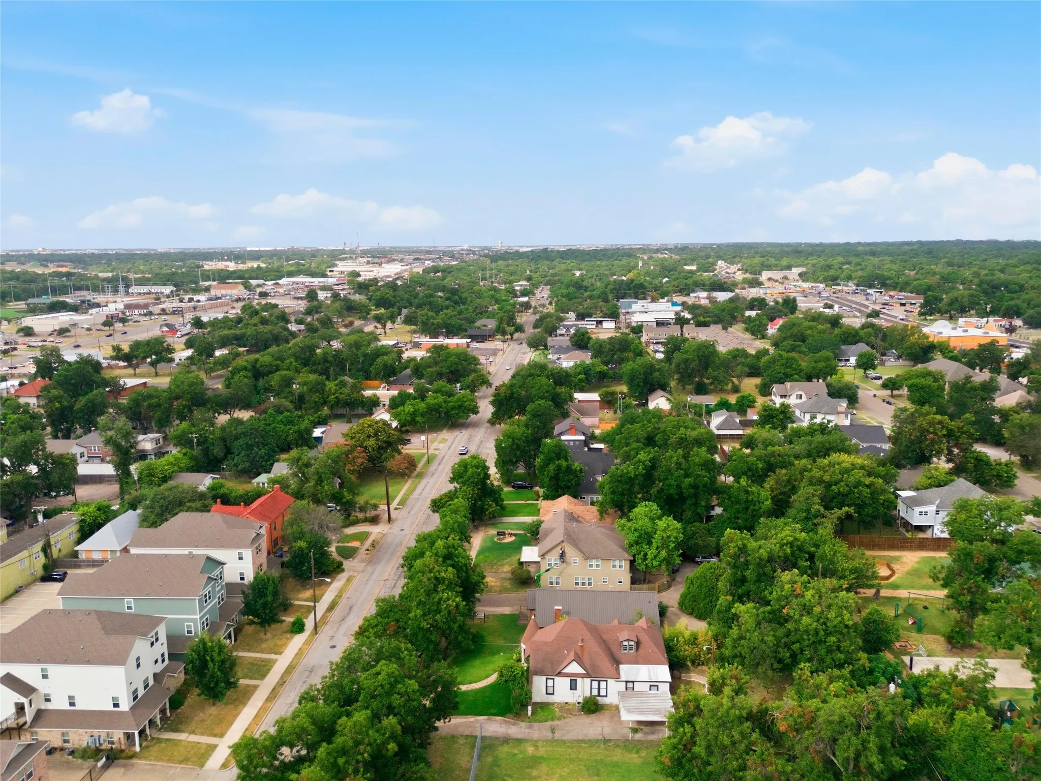 Single Family Residence For Sale in Mc Lennan County , 2001 Washington Avenue, Waco, Texas 76701, 4 Bedroom, 3 Bathroom, 1 Garage spaces, 2,024 Sqft, built in 1930, mls#21348607, Real Estate Agent in Waco, Homes For Sale in Mc Lennan county, Homes For Sale in Waco, Realtor in Waco Texas, Real Estate Brokerage Independent Realty Texas, Luminita Cordes Realtor