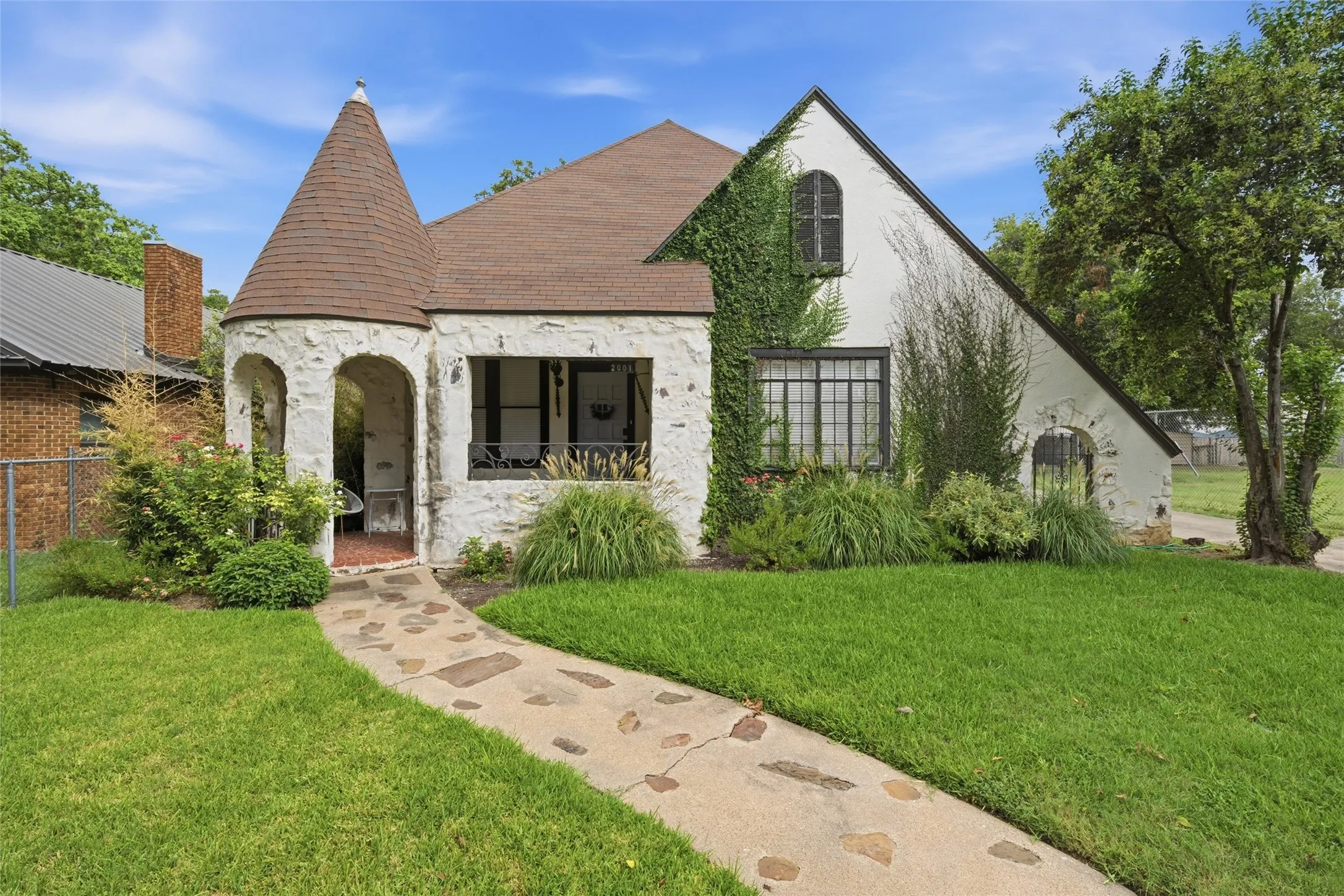 Single Family Residence For Sale in Mc Lennan County , 2001 Washington Avenue, Waco, Texas 76701, 4 Bedroom, 3 Bathroom, 1 Garage spaces, 2,024 Sqft, built in 1930, mls#21348607, Real Estate Agent in Waco, Homes For Sale in Mc Lennan county, Homes For Sale in Waco, Realtor in Waco Texas, Real Estate Brokerage Independent Realty Texas, Luminita Cordes Realtor