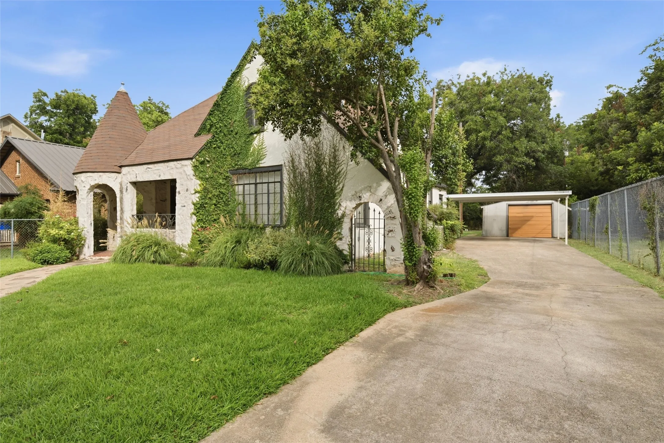 Single Family Residence For Sale in Mc Lennan County , 2001 Washington Avenue, Waco, Texas 76701, 4 Bedroom, 3 Bathroom, 1 Garage spaces, 2,024 Sqft, built in 1930, mls#21348607, Real Estate Agent in Waco, Homes For Sale in Mc Lennan county, Homes For Sale in Waco, Realtor in Waco Texas, Real Estate Brokerage Independent Realty Texas, Luminita Cordes Realtor
