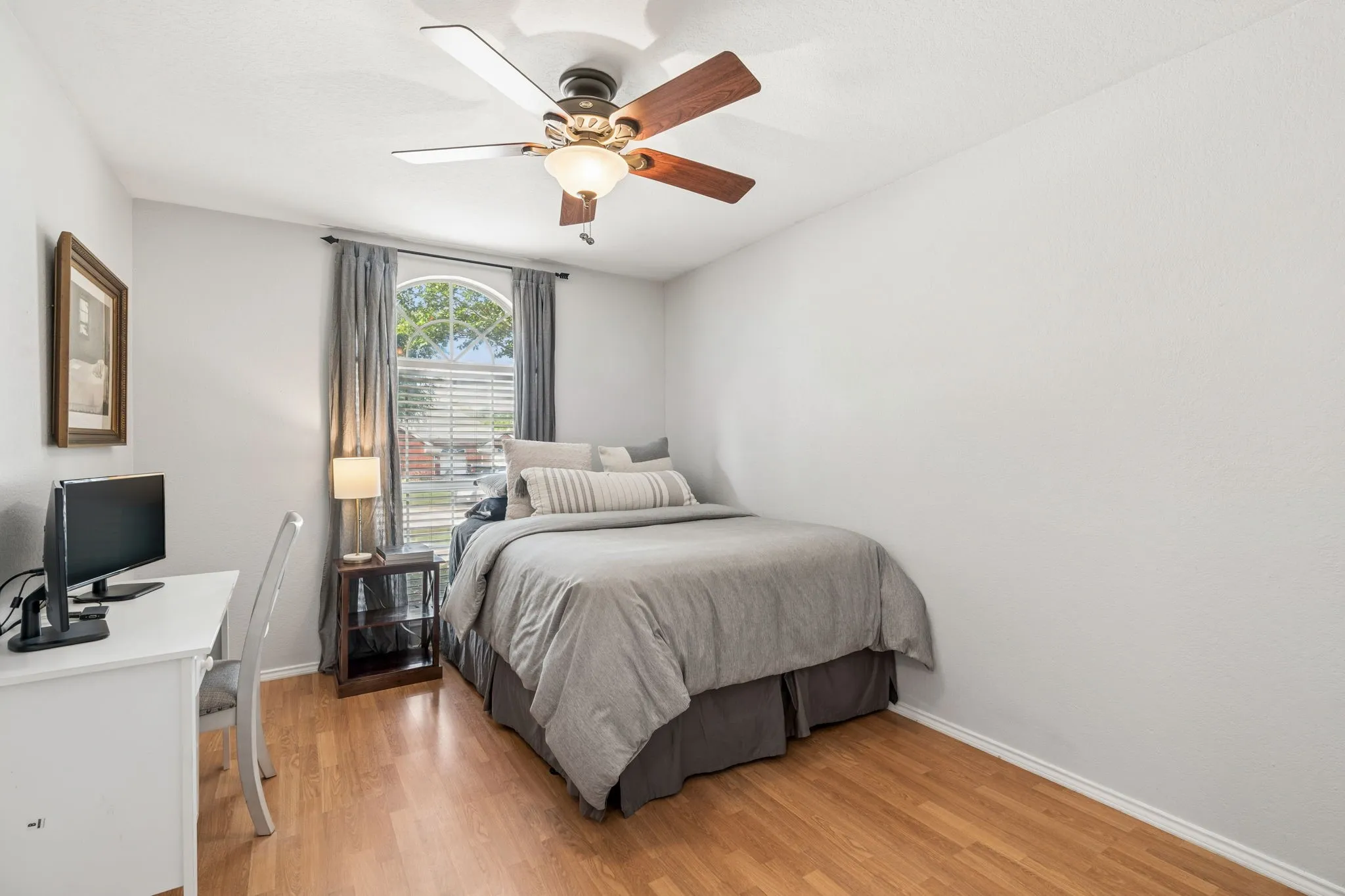 Secondary bedroom.