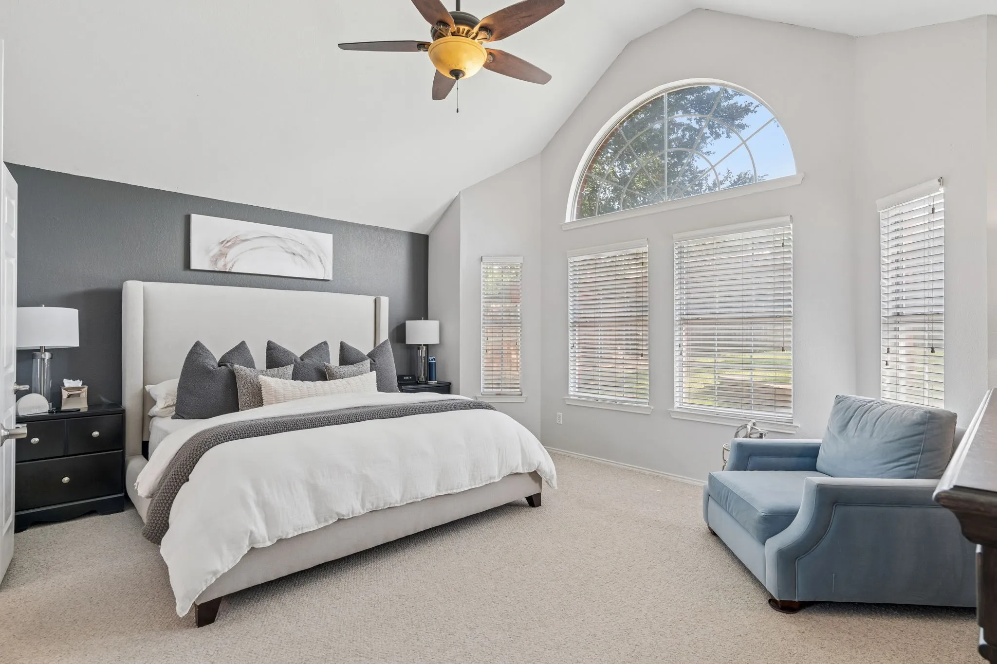 Large primary bedroom.
