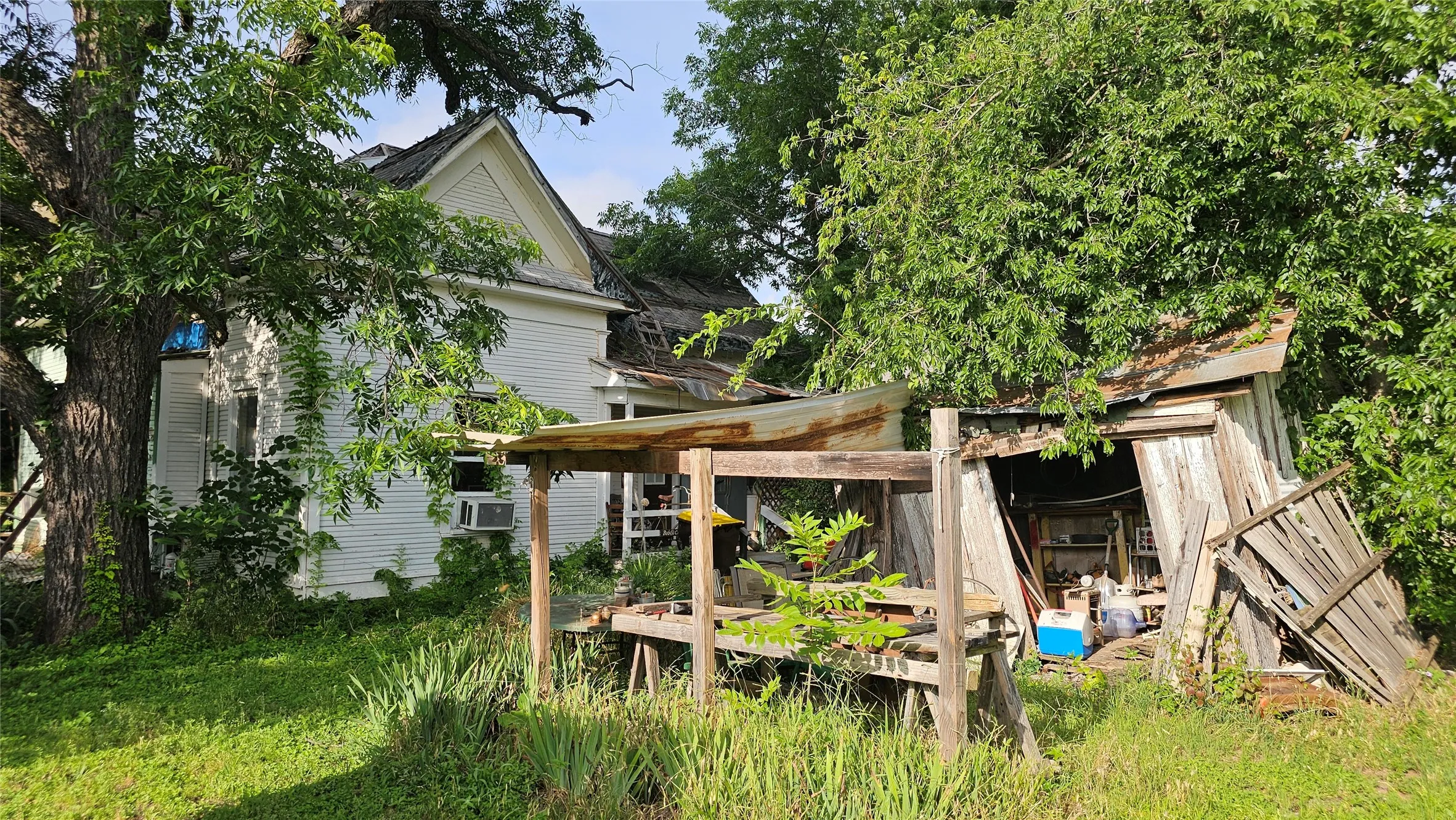 Single Family Residence For Sale in Palo Pinto County , 201 E Pecan Street, Mingus, Texas 76463, 3 Bedrooms, 1 Bathroom, Garage spaces, 972 Sqft, built in 1940, Price $65,000, mls#21348613, Real Estate Agent in Mingus, Homes For Sale in Palo Pinto county, Homes For Sale in Mingus, Realtor in Mingus Texas, Real Estate Brokerage Independent Realty Texas, Luminita Cordes Realtor