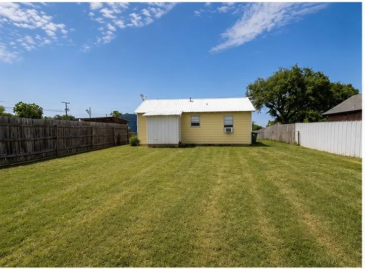 Single Family Residence For Sale in Wise County , 1502 S College Avenue, Decatur, Texas 76234, 1 Bedroom, 1 Bathroom, Garage spaces, 576 Sqft, built in 1940, mls#21336988, Real Estate Agent in Decatur, Homes For Sale in Wise county, Homes For Sale in Decatur, Realtor in Decatur Texas, Real Estate Brokerage Independent Realty Texas, Luminita Cordes Realtor