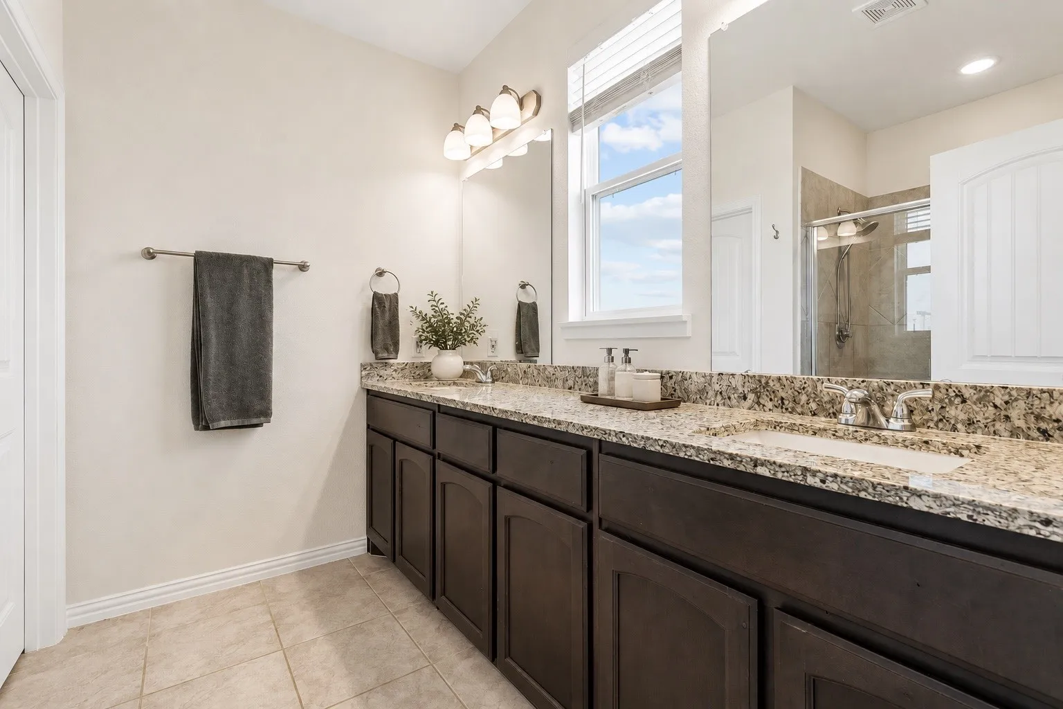 Single Family Residence For Sale in Kaufman County , 8382 Abner Road, Oak Ridge, Texas 75161, 3 Bedroom, 2 Bathroom, 2 Garage spaces, 2,037 Sqft, built in 2020, mls#21348534, Real Estate Agent in Oak Ridge, Homes For Sale in Kaufman county, Homes For Sale in Oak Ridge, Realtor in Oak Ridge Texas, Real Estate Brokerage Independent Realty Texas, Luminita Cordes Realtor