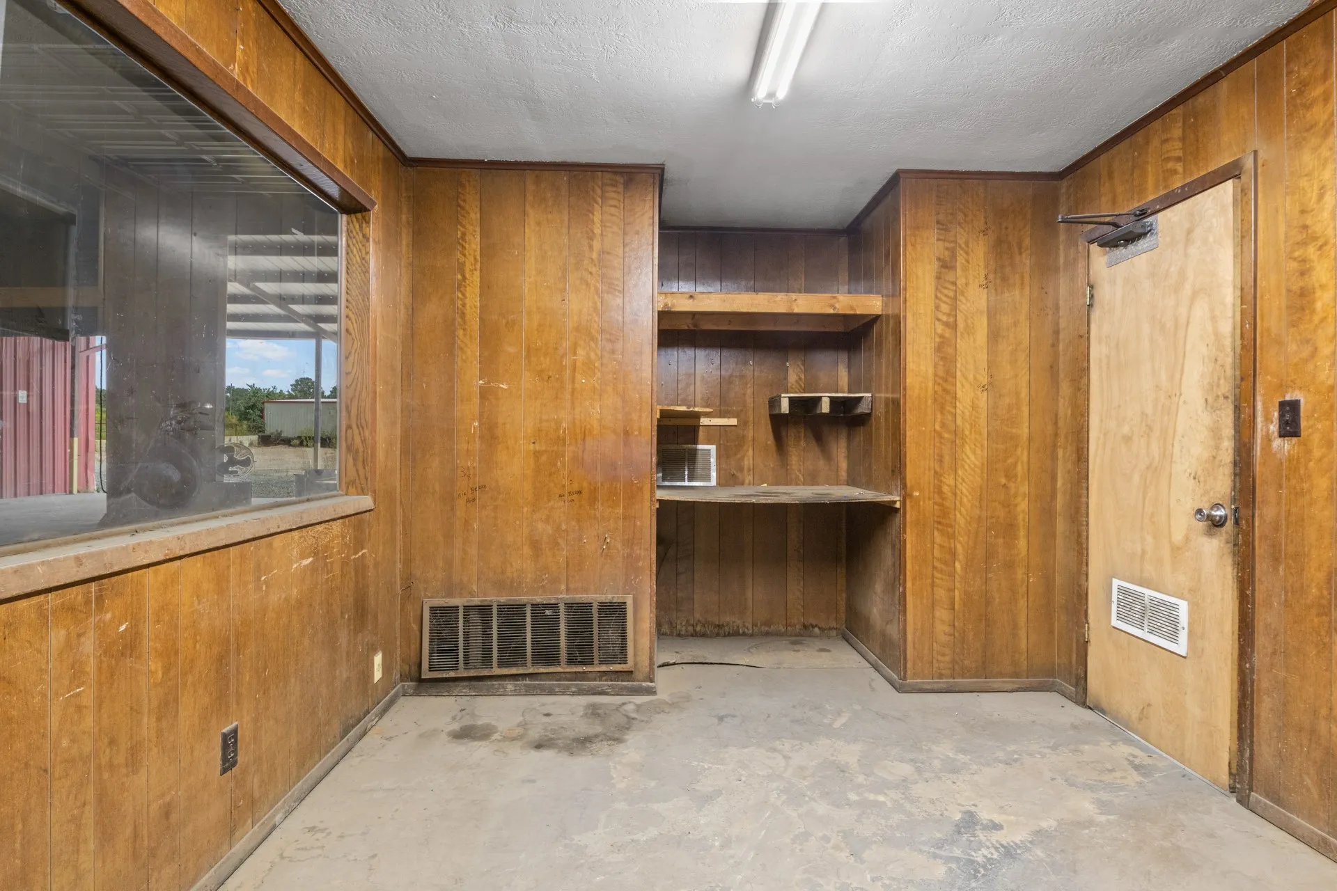 Warehouse For Sale in Titus County , 450 County Road 1312, Mt Pleasant, Texas 75455, 0, 0, Garage spaces, 0 Sqft, built in 1985, Price $585,000, mls#21348629, Real Estate Agent in Mt Pleasant, Homes For Sale in Titus county, Homes For Sale in Mt Pleasant, Realtor in Mt Pleasant Texas, Real Estate Brokerage Independent Realty Texas, Luminita Cordes Realtor