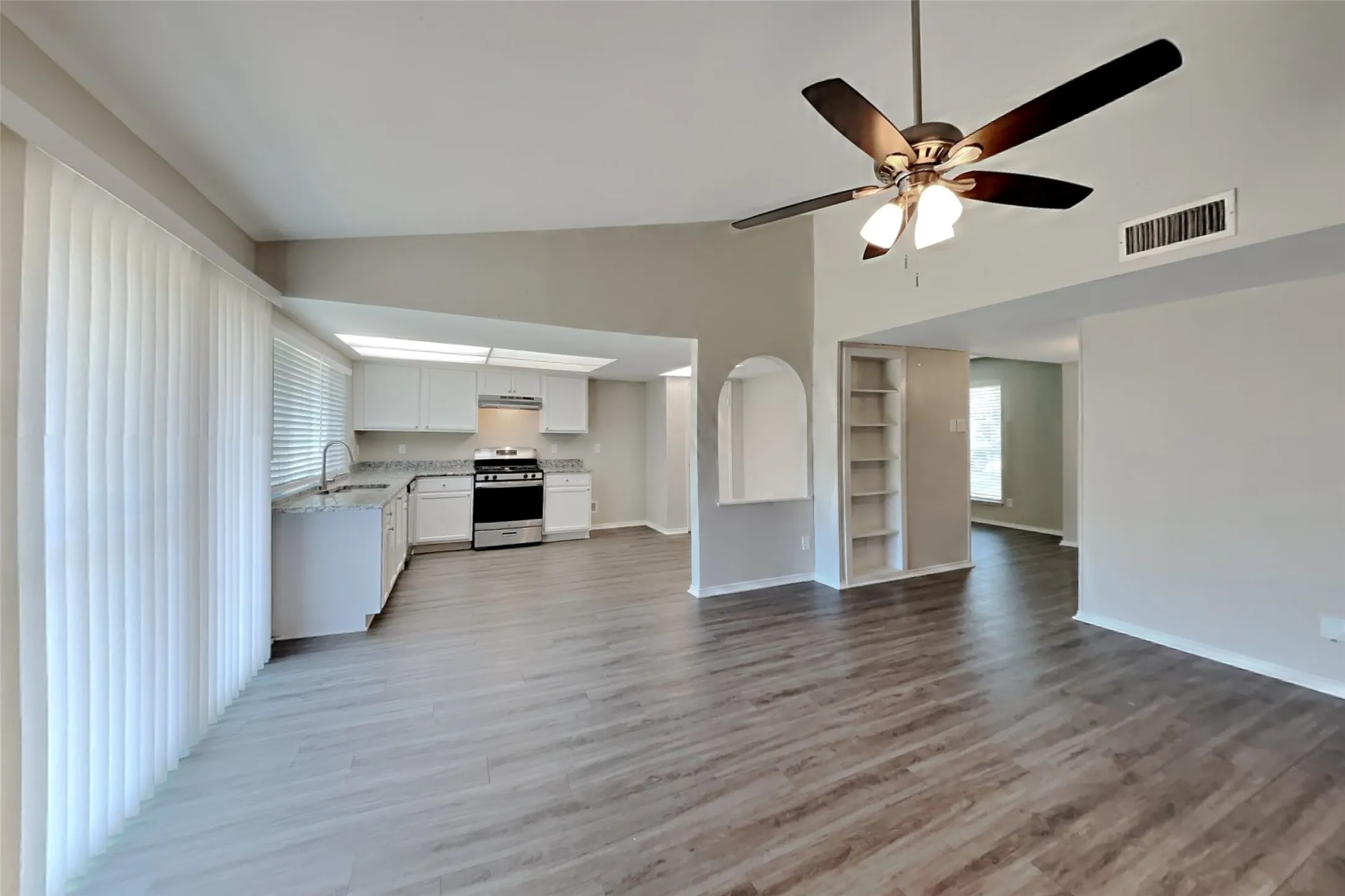 Single Family Residence For Rent in Dallas County , 414 Oak Ridge Place, Grand Prairie, Texas 75052, 4 Bedroom, 2 Bathroom, 2 Garage spaces, 1,473 Sqft, built in 1970, mls#21348648, Real Estate Agent in Grand Prairie, Homes For Rent in Dallas county, Homes For Rent in Grand Prairie, Realtor in Grand Prairie Texas, Real Estate Brokerage Independent Realty Texas, Luminita Cordes Realtor