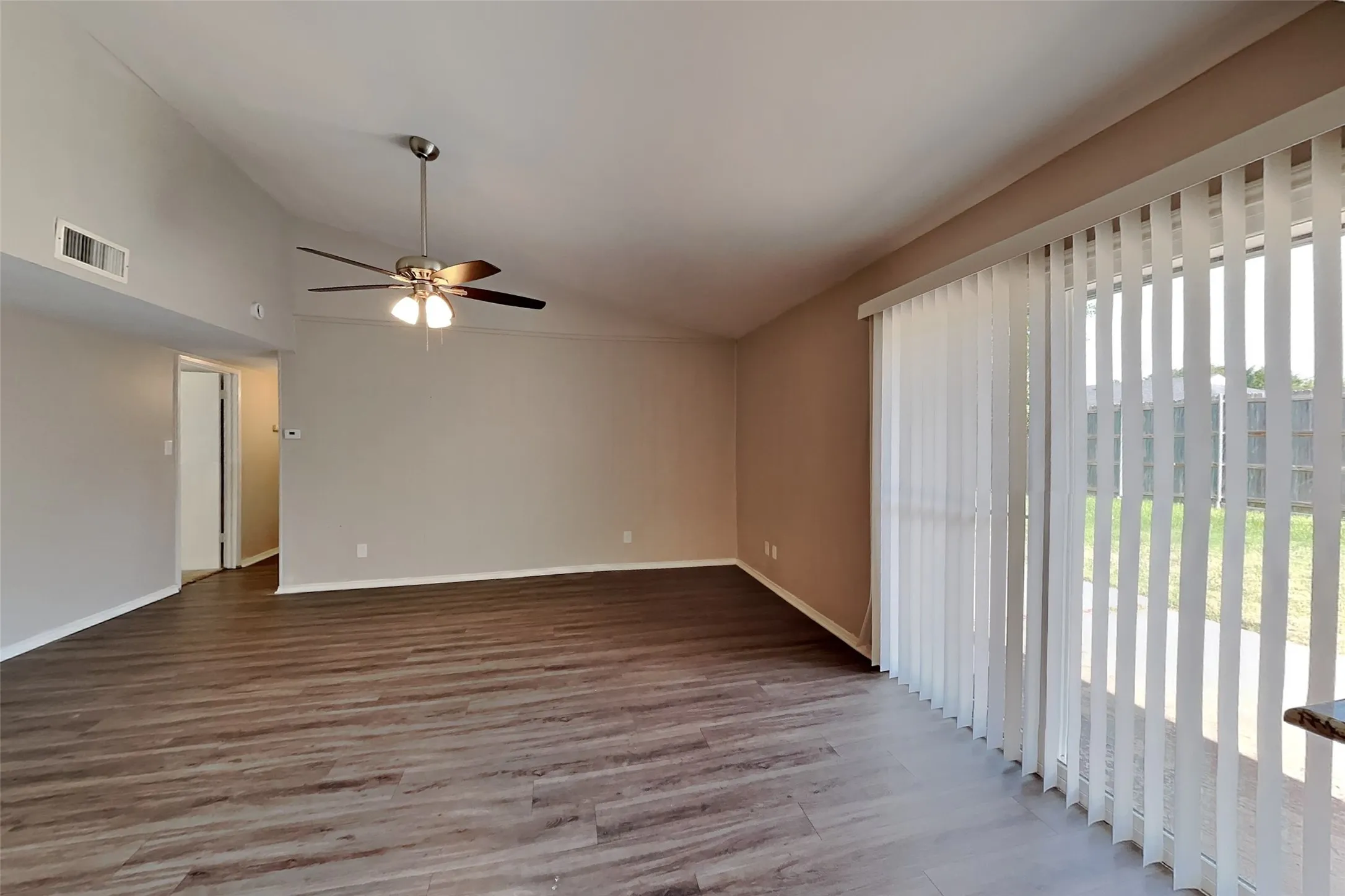 Single Family Residence For Rent in Dallas County , 414 Oak Ridge Place, Grand Prairie, Texas 75052, 4 Bedroom, 2 Bathroom, 2 Garage spaces, 1,473 Sqft, built in 1970, mls#21348648, Real Estate Agent in Grand Prairie, Homes For Rent in Dallas county, Homes For Rent in Grand Prairie, Realtor in Grand Prairie Texas, Real Estate Brokerage Independent Realty Texas, Luminita Cordes Realtor