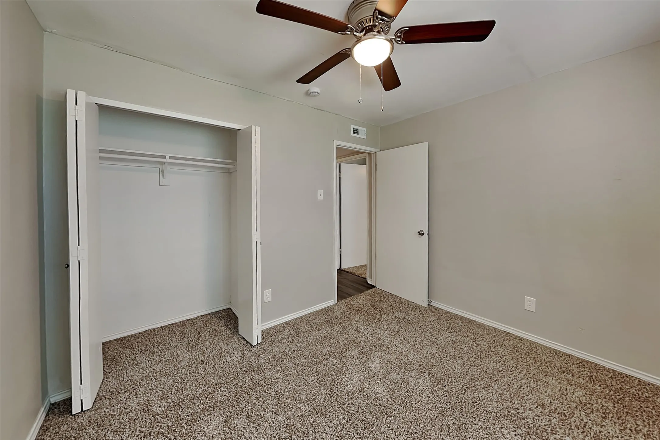 Single Family Residence For Rent in Dallas County , 414 Oak Ridge Place, Grand Prairie, Texas 75052, 4 Bedroom, 2 Bathroom, 2 Garage spaces, 1,473 Sqft, built in 1970, mls#21348648, Real Estate Agent in Grand Prairie, Homes For Rent in Dallas county, Homes For Rent in Grand Prairie, Realtor in Grand Prairie Texas, Real Estate Brokerage Independent Realty Texas, Luminita Cordes Realtor