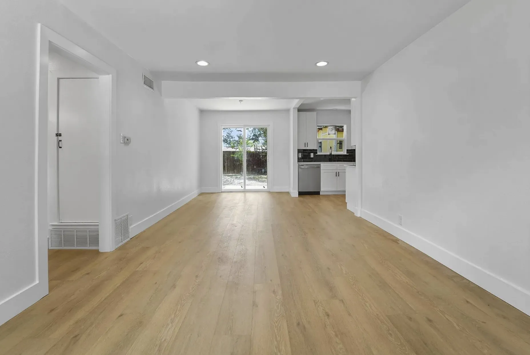 Single Family Residence For Rent in Dallas County , 10746 Cotillion Drive, Dallas, Texas 75228, 4 Bedroom, 2 Bathroom, Garage spaces, 1,330 Sqft, built in 1954, mls#21348655, Real Estate Agent in Dallas, Homes For Rent in Dallas county, Homes For Rent in Dallas, Realtor in Dallas Texas, Real Estate Brokerage Independent Realty Texas, Luminita Cordes Realtor