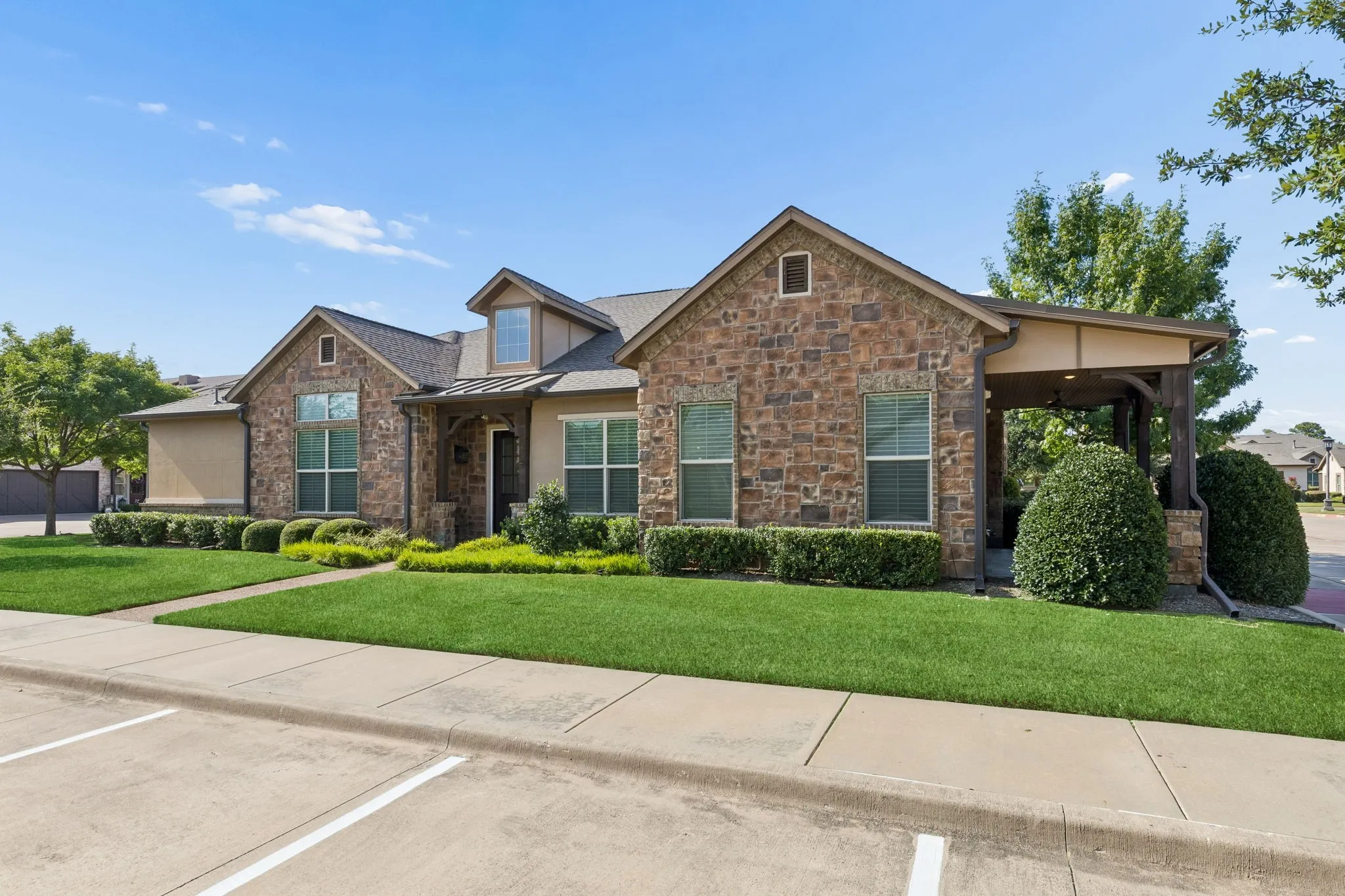 Condominium For Sale in Tarrant County , 441 Watermere Drive, Southlake, Texas 76092, 2 Bedroom, 3 Bathroom, 2 Garage spaces, 2,109 Sqft, built in 2013, mls#21346883, Real Estate Agent in Southlake, Homes For Sale in Tarrant county, Homes For Sale in Southlake, Realtor in Southlake Texas, Real Estate Brokerage Independent Realty Texas, Luminita Cordes Realtor