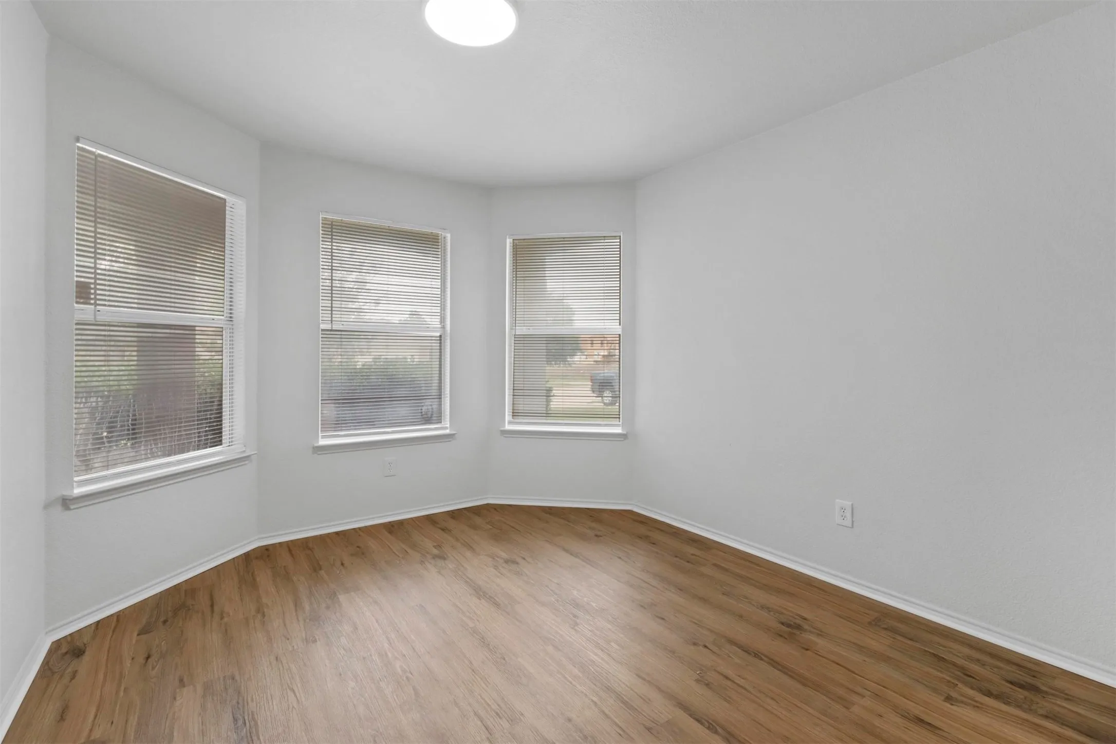 Single Family Residence For Rent in Denton County , 2205 Lookout Lane, Denton, Texas 76207, 3 Bedroom, 2 Bathroom, 2 Garage spaces, 1,618 Sqft, built in 2002, mls#21348639, Real Estate Agent in Denton, Homes For Rent in Denton county, Homes For Rent in Denton, Realtor in Denton Texas, Real Estate Brokerage Independent Realty Texas, Luminita Cordes Realtor