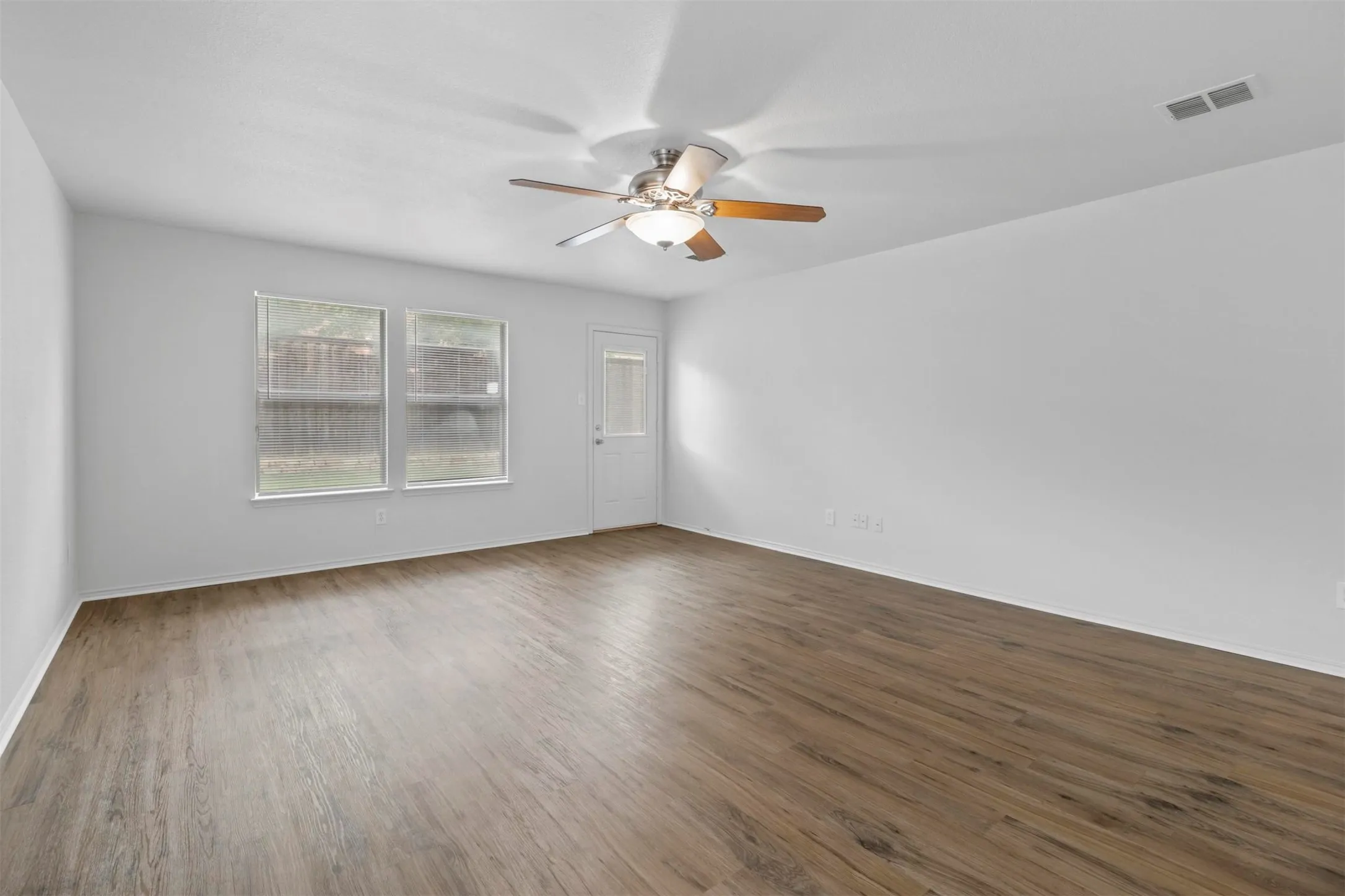Single Family Residence For Rent in Denton County , 2205 Lookout Lane, Denton, Texas 76207, 3 Bedroom, 2 Bathroom, 2 Garage spaces, 1,618 Sqft, built in 2002, mls#21348639, Real Estate Agent in Denton, Homes For Rent in Denton county, Homes For Rent in Denton, Realtor in Denton Texas, Real Estate Brokerage Independent Realty Texas, Luminita Cordes Realtor