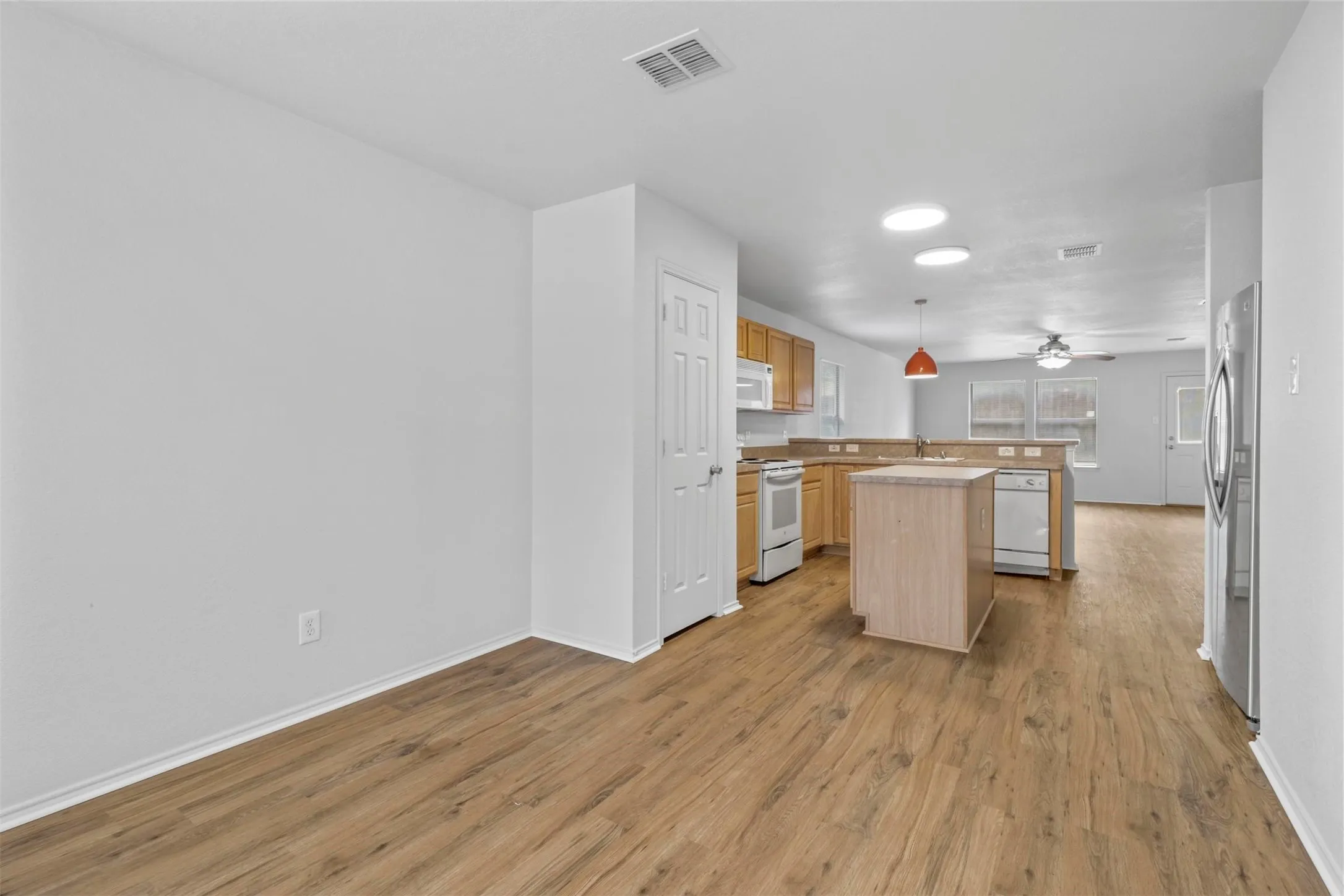 Single Family Residence For Rent in Denton County , 2205 Lookout Lane, Denton, Texas 76207, 3 Bedroom, 2 Bathroom, 2 Garage spaces, 1,618 Sqft, built in 2002, mls#21348639, Real Estate Agent in Denton, Homes For Rent in Denton county, Homes For Rent in Denton, Realtor in Denton Texas, Real Estate Brokerage Independent Realty Texas, Luminita Cordes Realtor