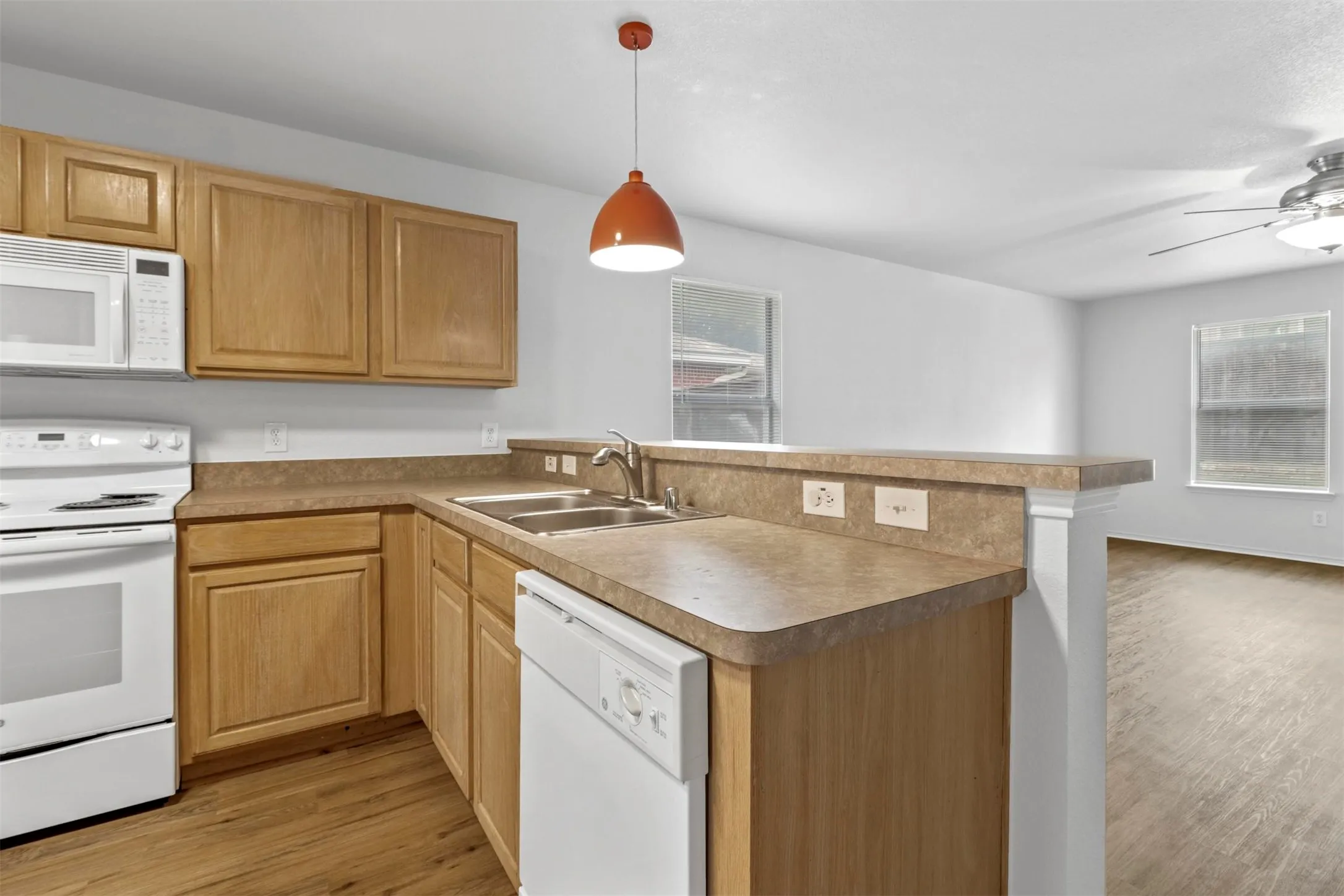 Single Family Residence For Rent in Denton County , 2205 Lookout Lane, Denton, Texas 76207, 3 Bedroom, 2 Bathroom, 2 Garage spaces, 1,618 Sqft, built in 2002, mls#21348639, Real Estate Agent in Denton, Homes For Rent in Denton county, Homes For Rent in Denton, Realtor in Denton Texas, Real Estate Brokerage Independent Realty Texas, Luminita Cordes Realtor