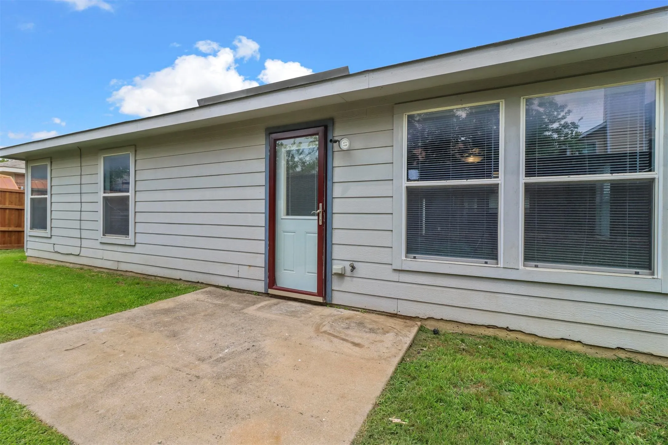 Single Family Residence For Rent in Denton County , 2205 Lookout Lane, Denton, Texas 76207, 3 Bedroom, 2 Bathroom, 2 Garage spaces, 1,618 Sqft, built in 2002, mls#21348639, Real Estate Agent in Denton, Homes For Rent in Denton county, Homes For Rent in Denton, Realtor in Denton Texas, Real Estate Brokerage Independent Realty Texas, Luminita Cordes Realtor
