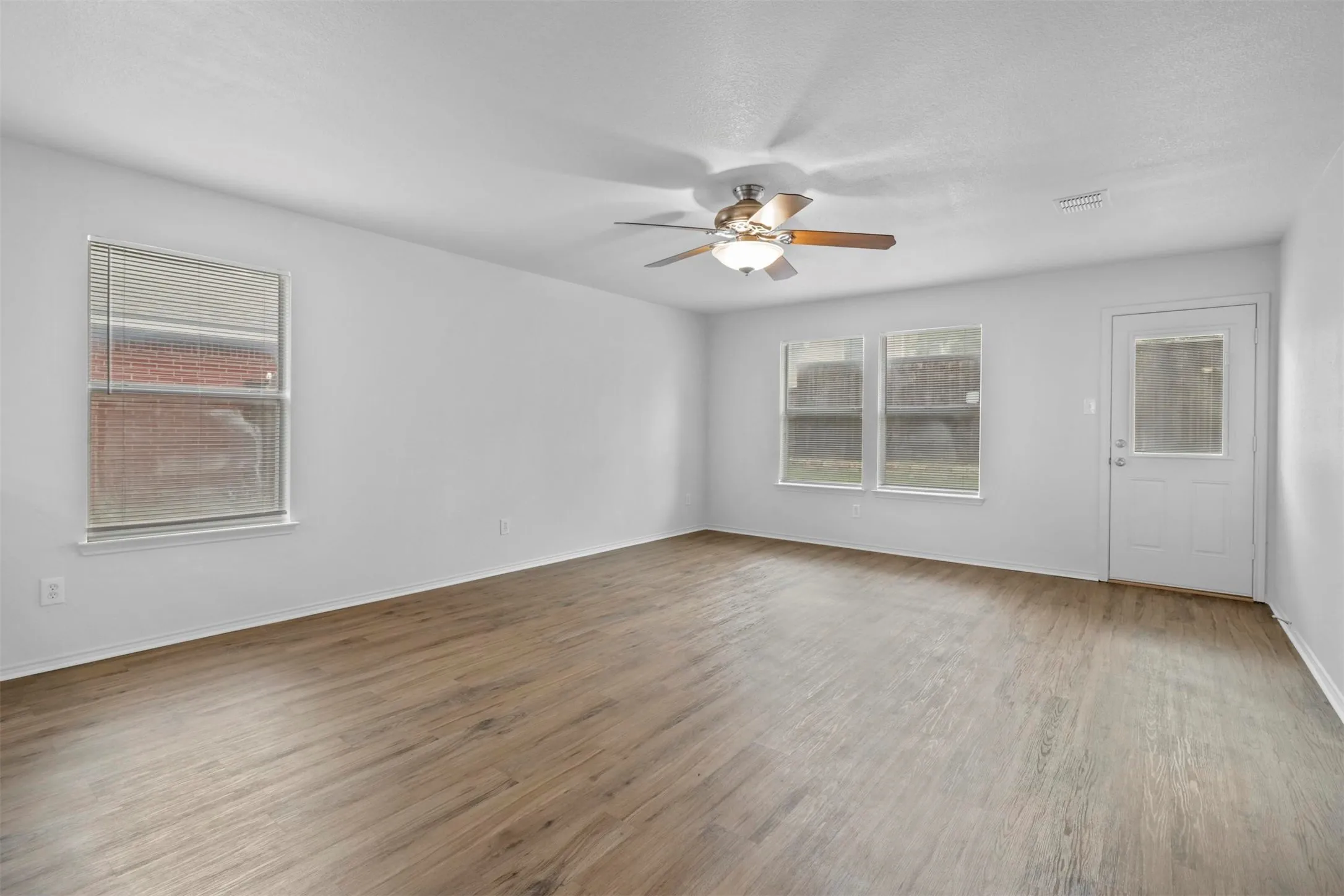 Single Family Residence For Rent in Denton County , 2205 Lookout Lane, Denton, Texas 76207, 3 Bedroom, 2 Bathroom, 2 Garage spaces, 1,618 Sqft, built in 2002, mls#21348639, Real Estate Agent in Denton, Homes For Rent in Denton county, Homes For Rent in Denton, Realtor in Denton Texas, Real Estate Brokerage Independent Realty Texas, Luminita Cordes Realtor